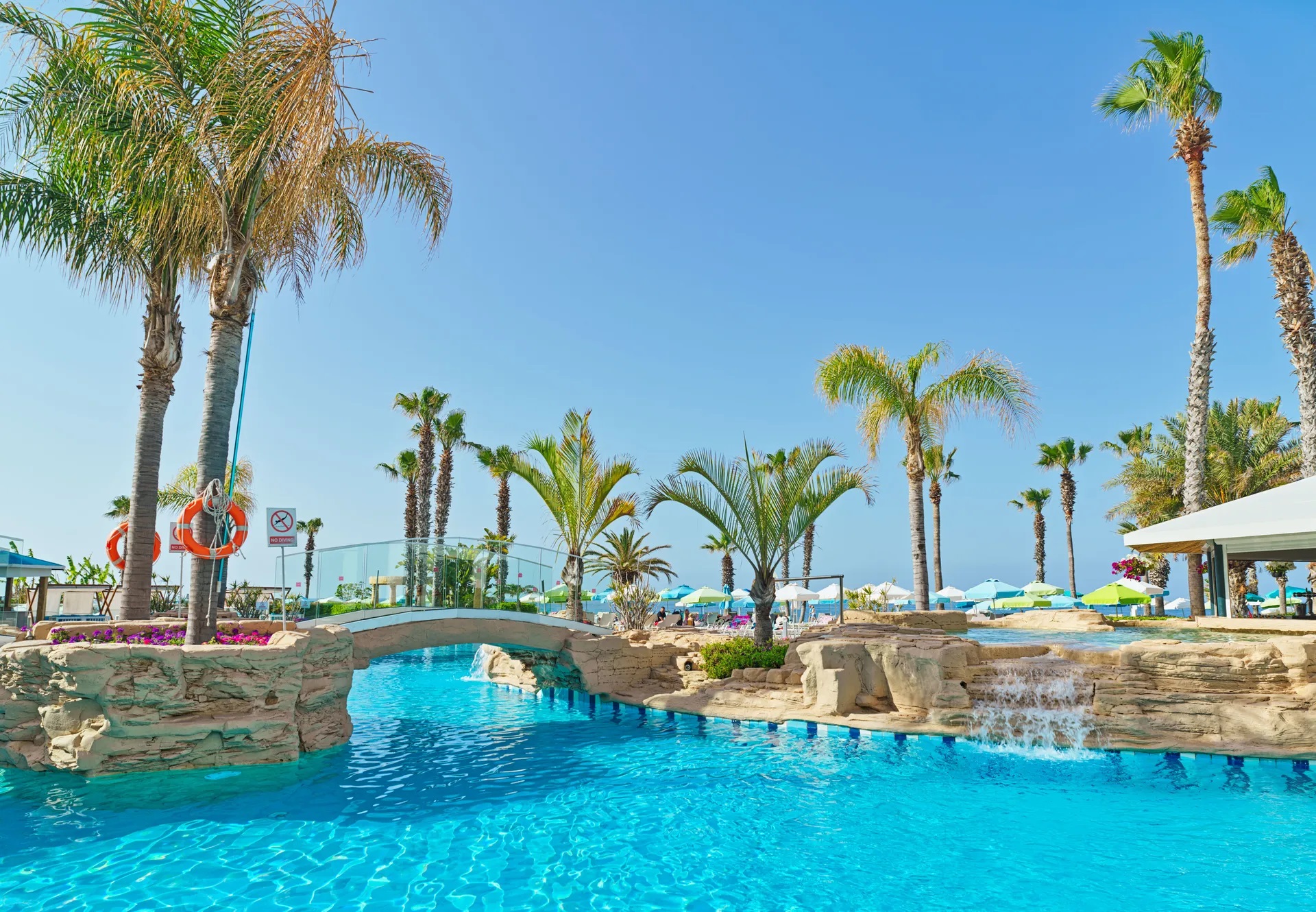 Hotel Leonardo Cypria Bay-Bazen.jpg
