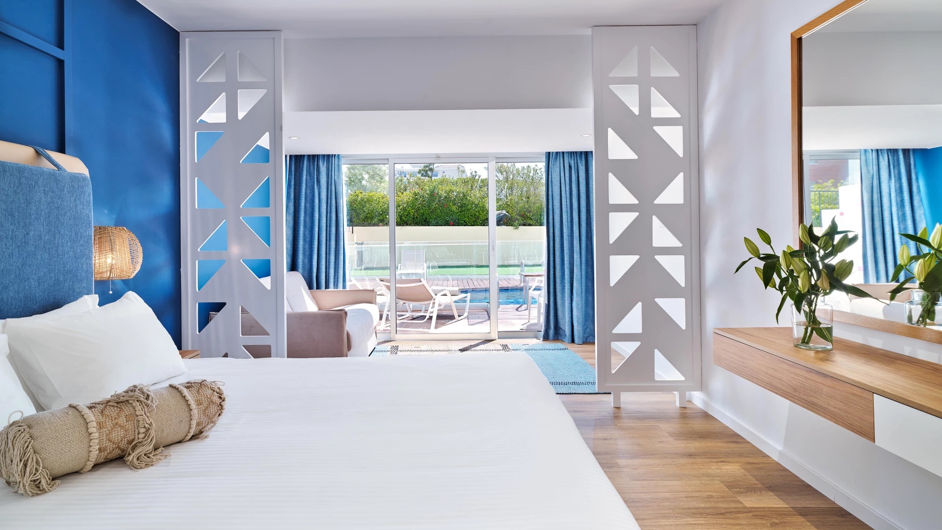 Hotel Leonardo Cypria Bay-Swim up suite.jpg