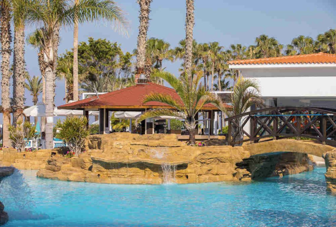 Leonardo Cypria Bay Hotel-Bar na bazenu.jpg