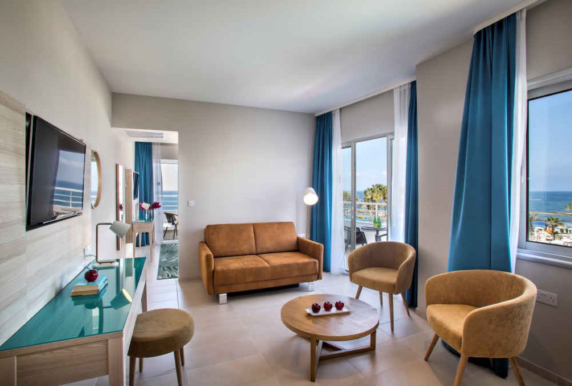 Leonardo Cypria Bay Hotel-Executive suite pogled more.jpg
