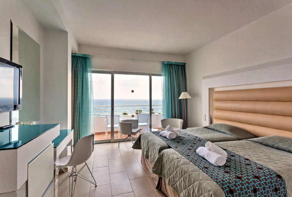 Leonardo Cypria Bay Hotel-Standardna soba pogled more, delimicno more ili kopno.jpg
