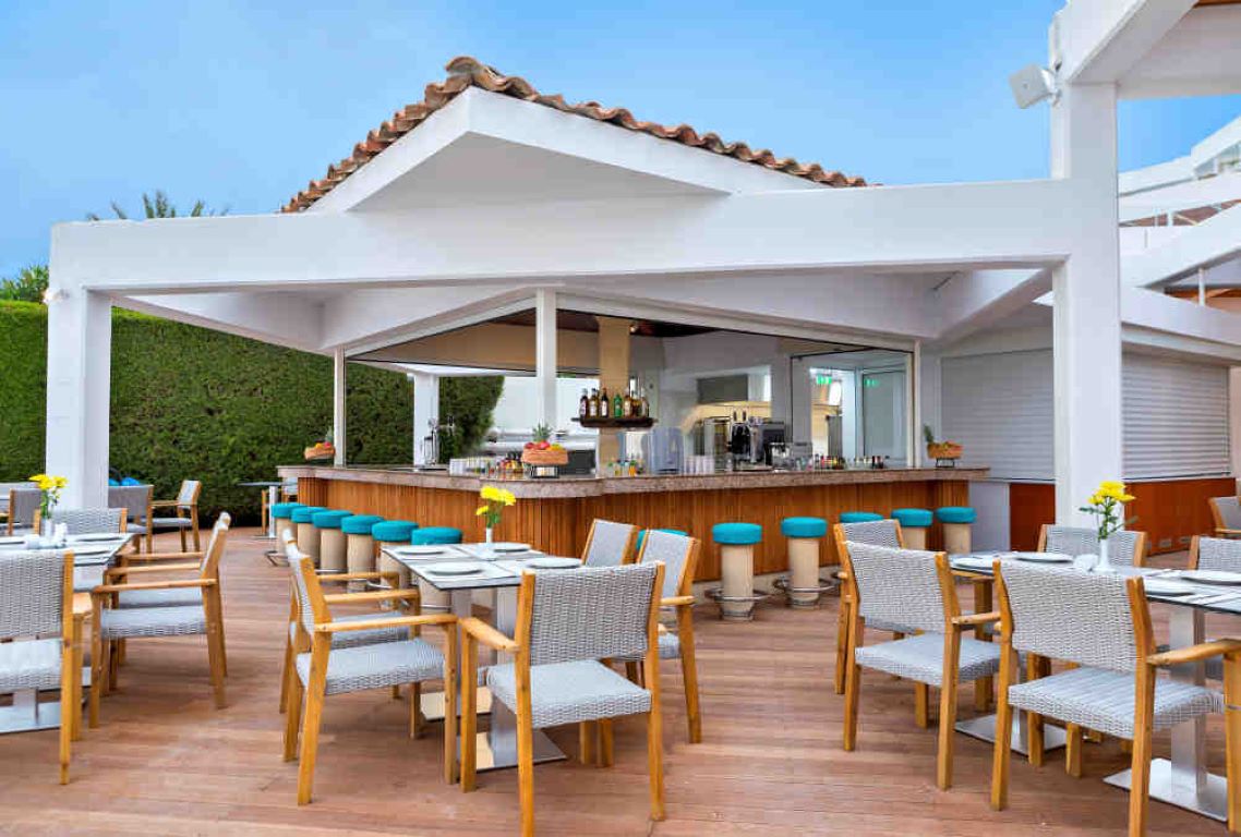 Leonardo Laura Beach & Splash Resort-Bar pored bazena.jpg