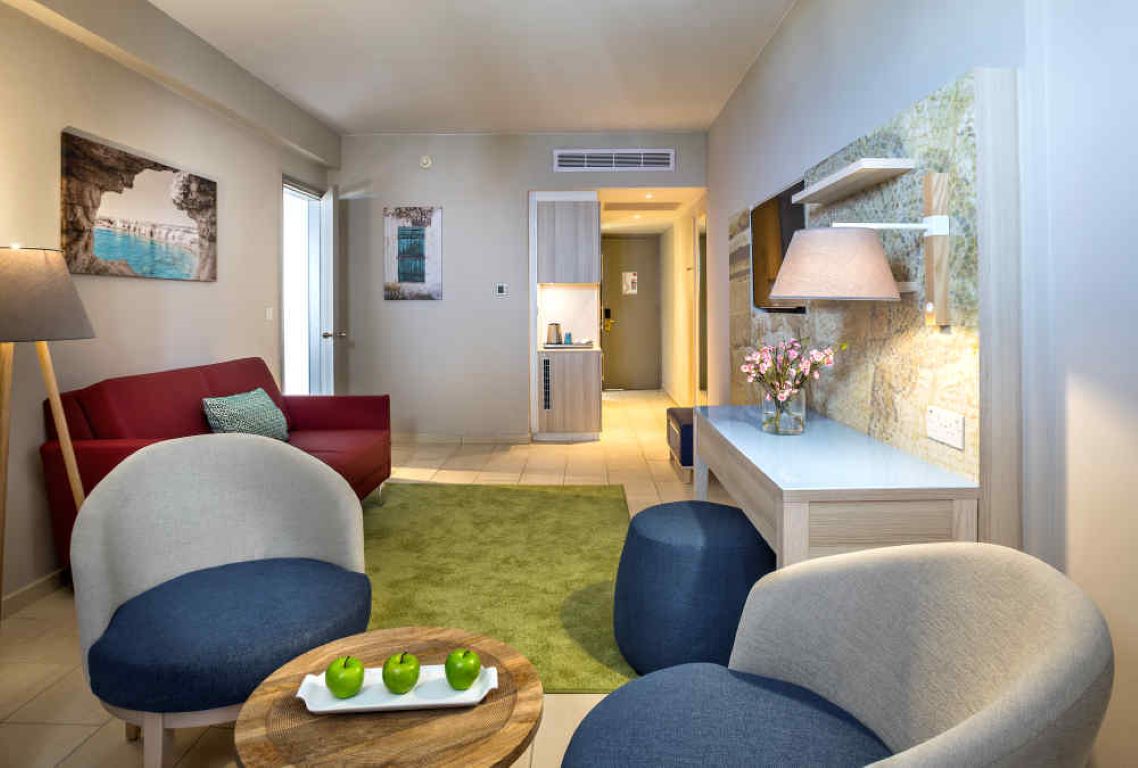 Leonardo Laura Beach & Splash Resort-Executive suite pogled more.jpg