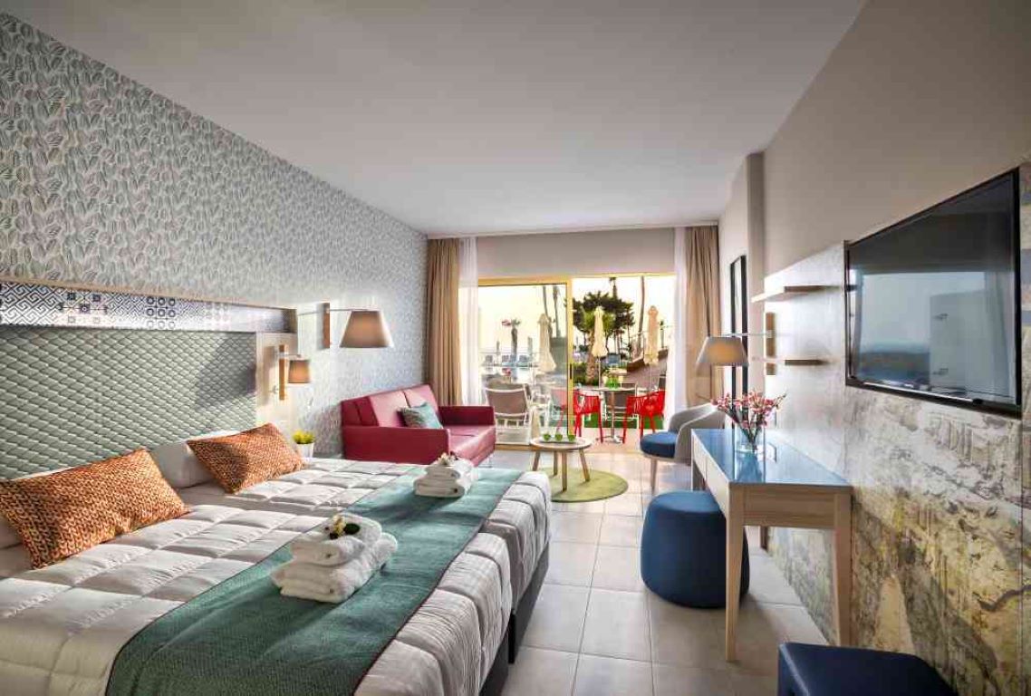Leonardo Laura Beach & Splash Resort-Porodicna soba pogled bazen.jpg