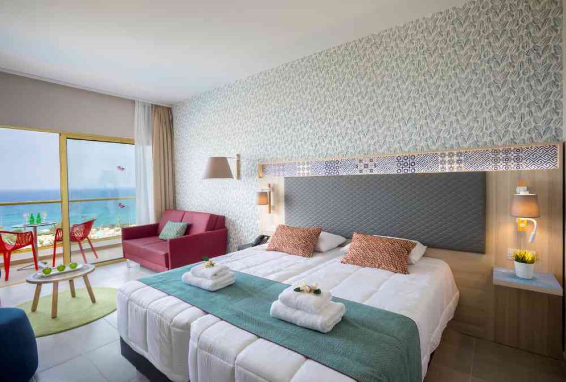 Leonardo Laura Beach & Splash Resort-Porodicna soba pogled more.jpg