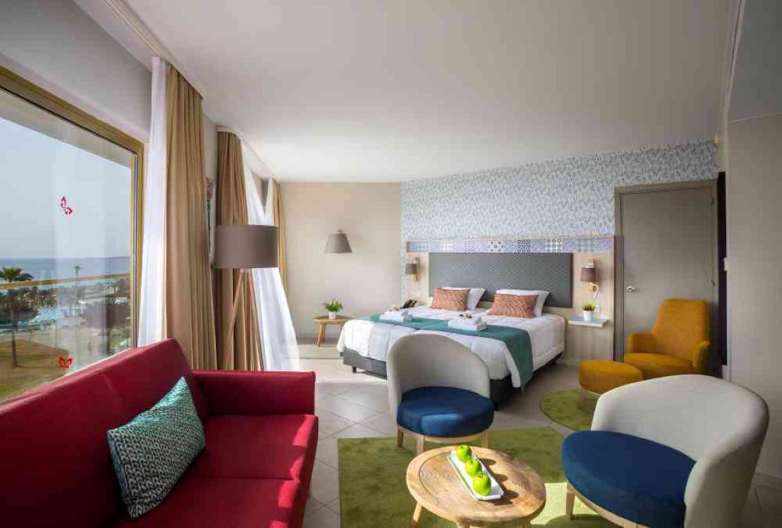 Leonardo Laura Beach & Splash Resort-Suite pogled more.jpg
