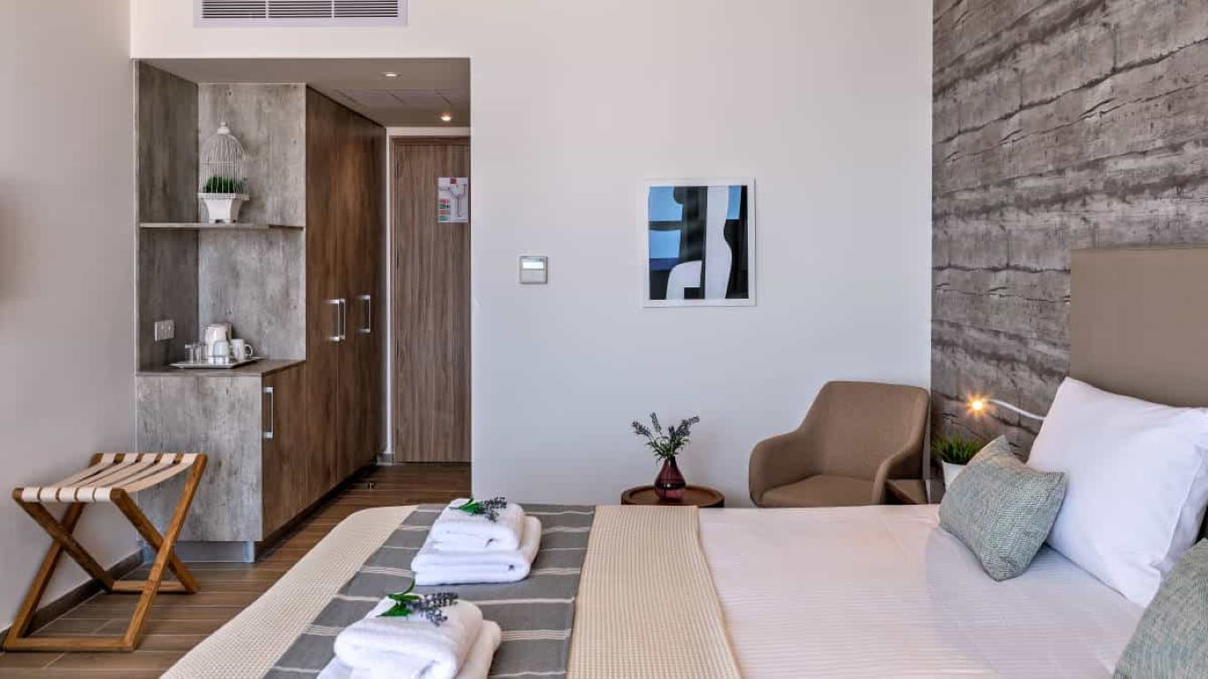 Leonardo Plaza Cypria Maris Beach Hotel & Spa-Premium soba.jpg