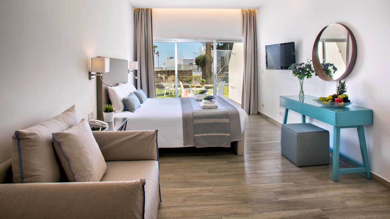 Leonardo Plaza Cypria Maris Beach Hotel & Spa-Swim up studio.jpg
