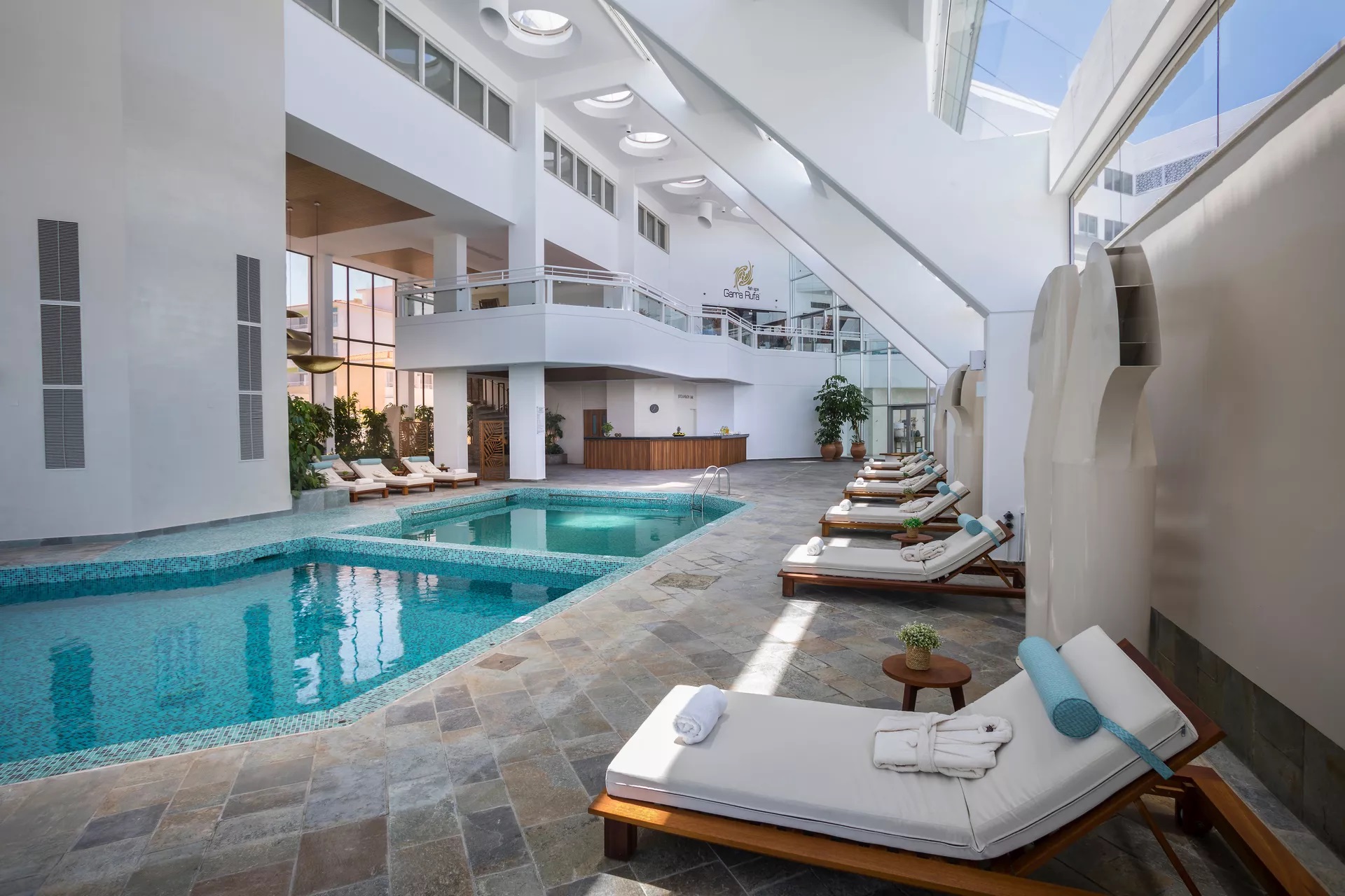 Leonardo Plaza Cypria Maris Beach Hotel & Spa-Unutrasnji bazen.jpg