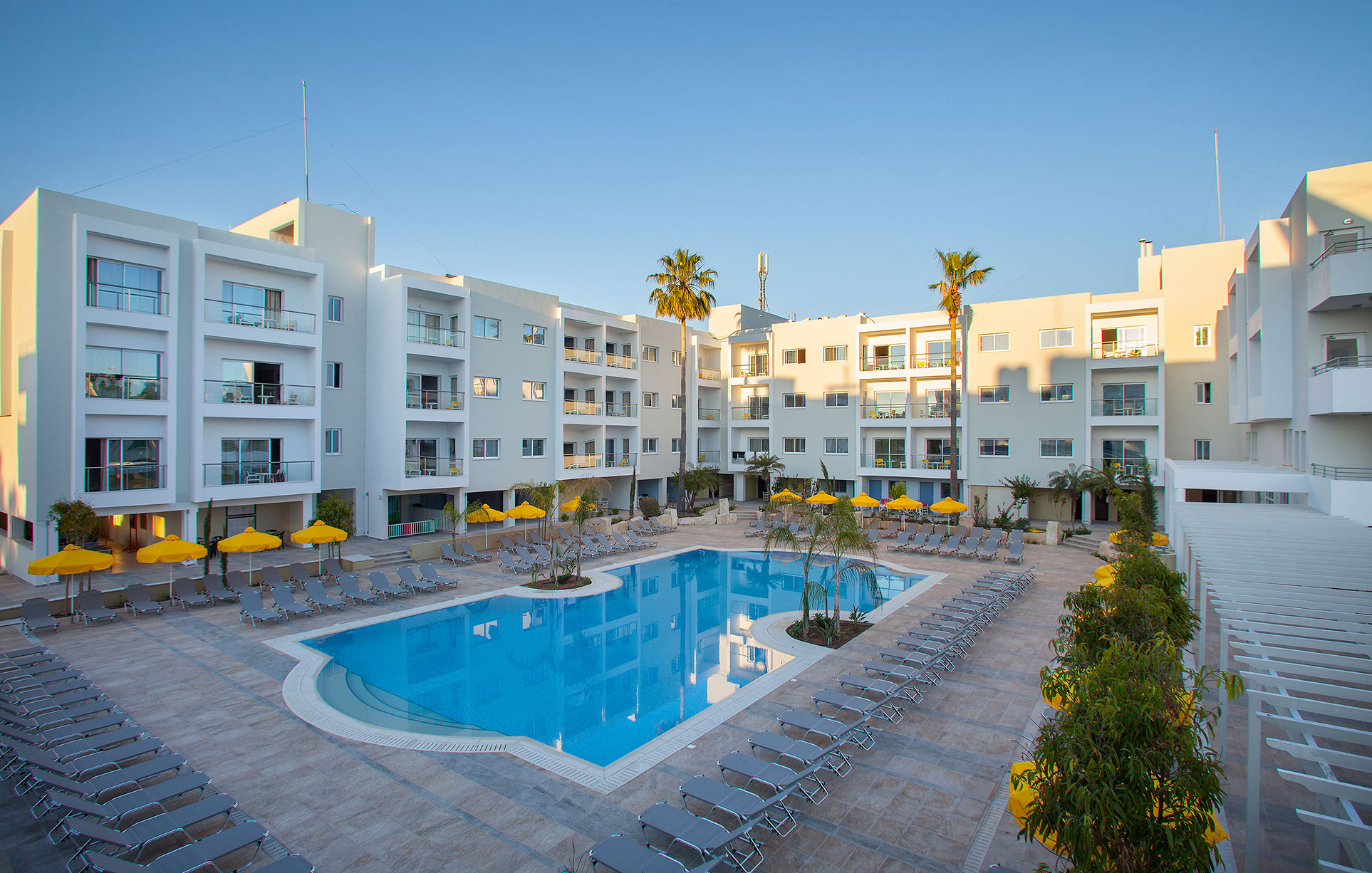 Hotel Mayfair Gardens-Bazen.jpg