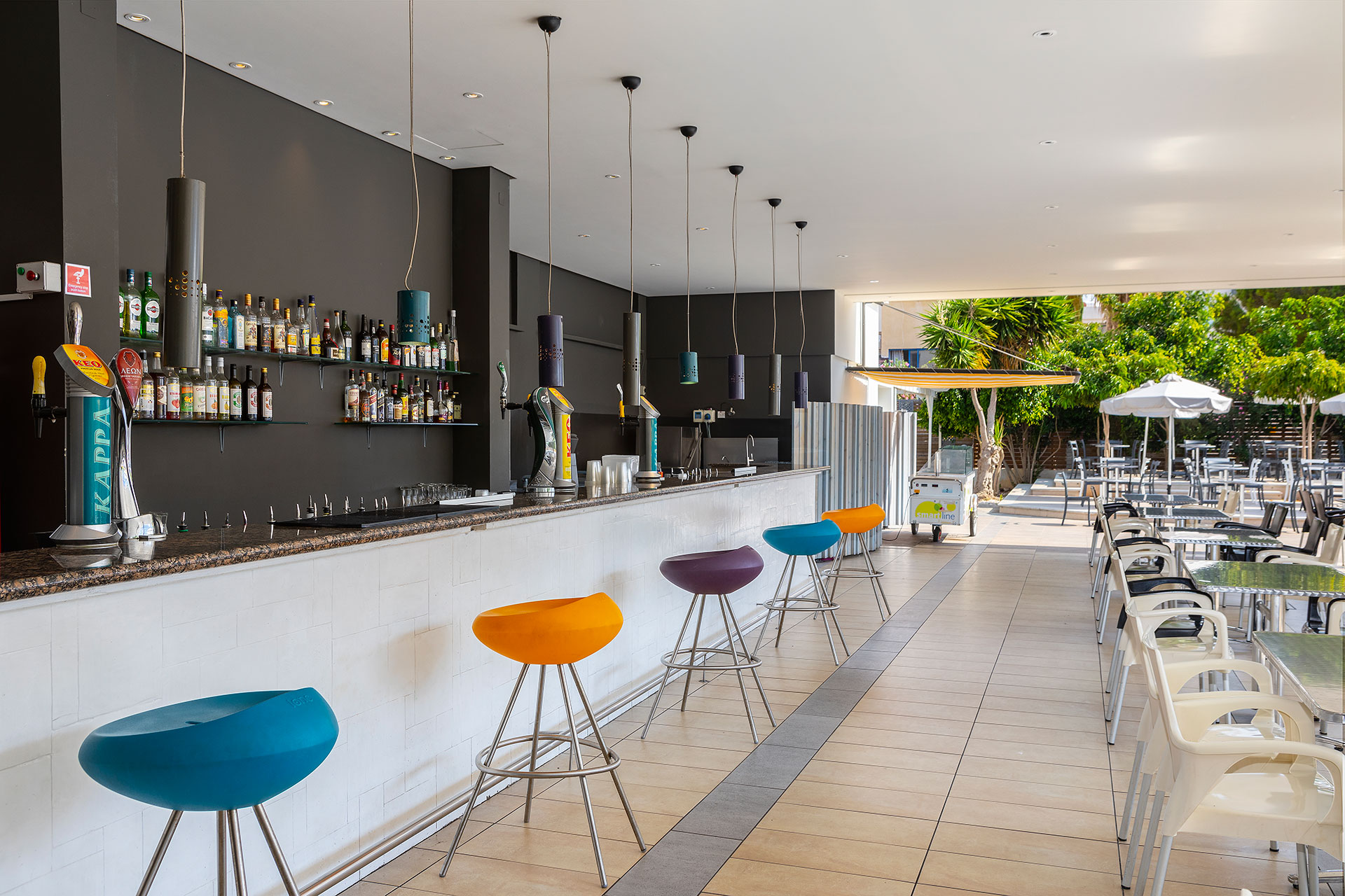 Mayfair Gardens Hotel-Bar pored bazena.jpg