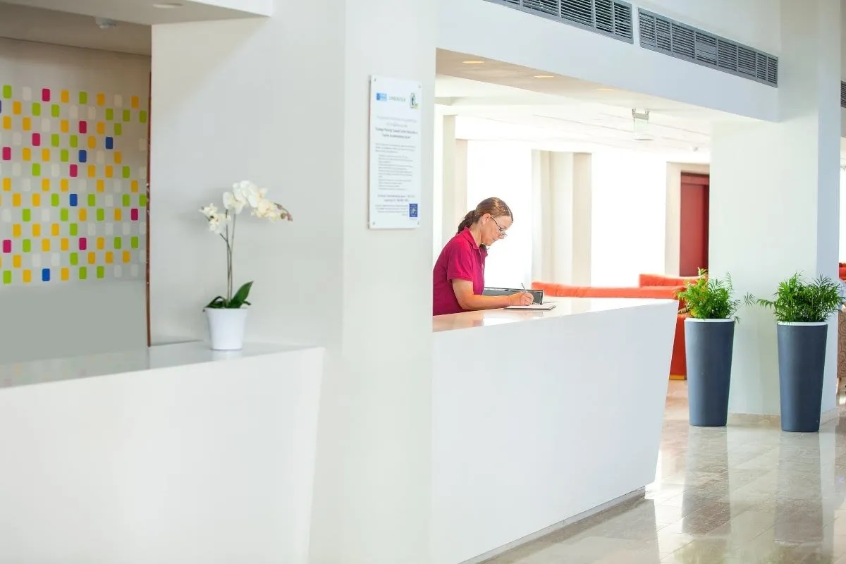 Mayfair Gardens Hotel-Recepcija.jpg
