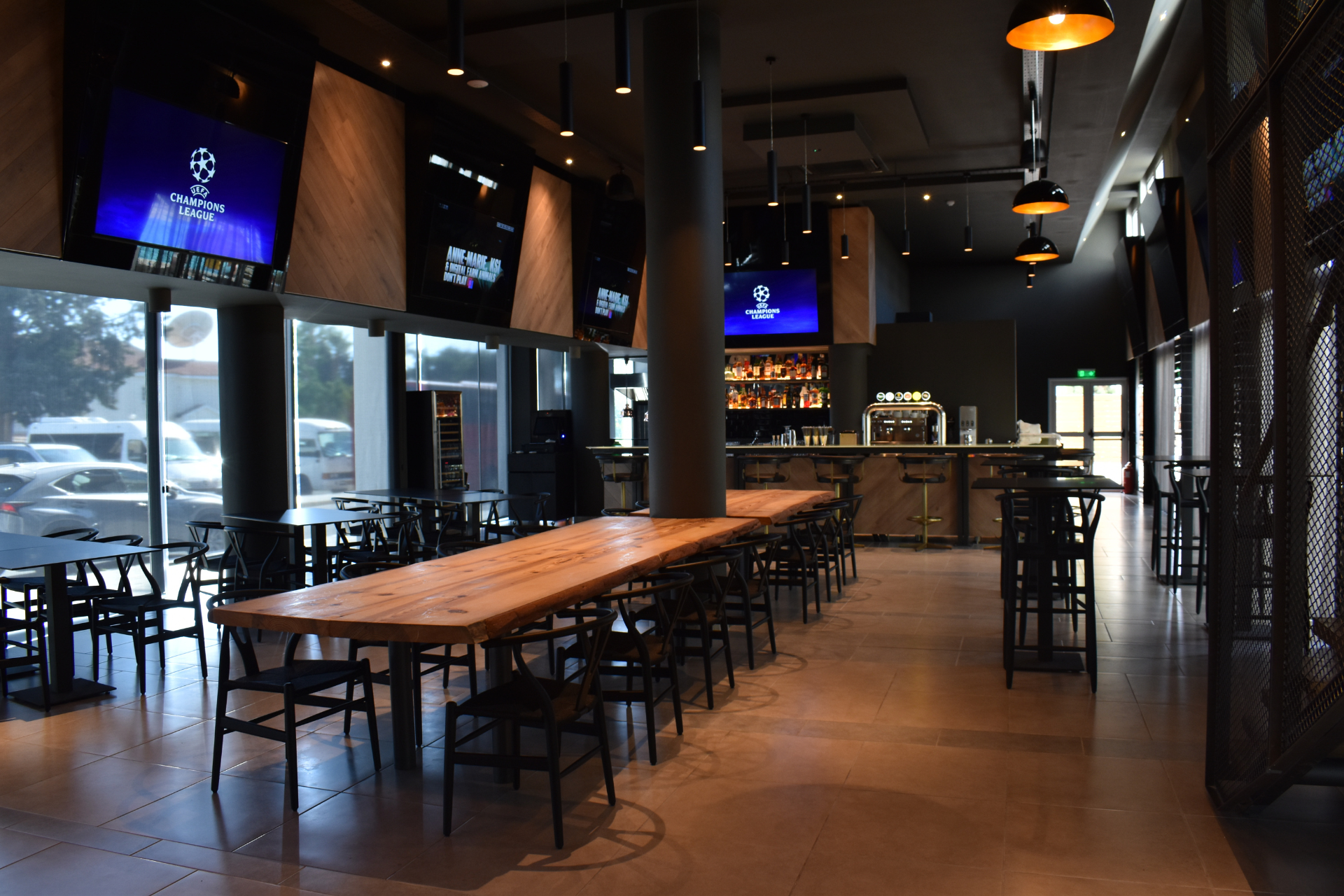 Mayfair Gardens Hotel-Sportski bar.png