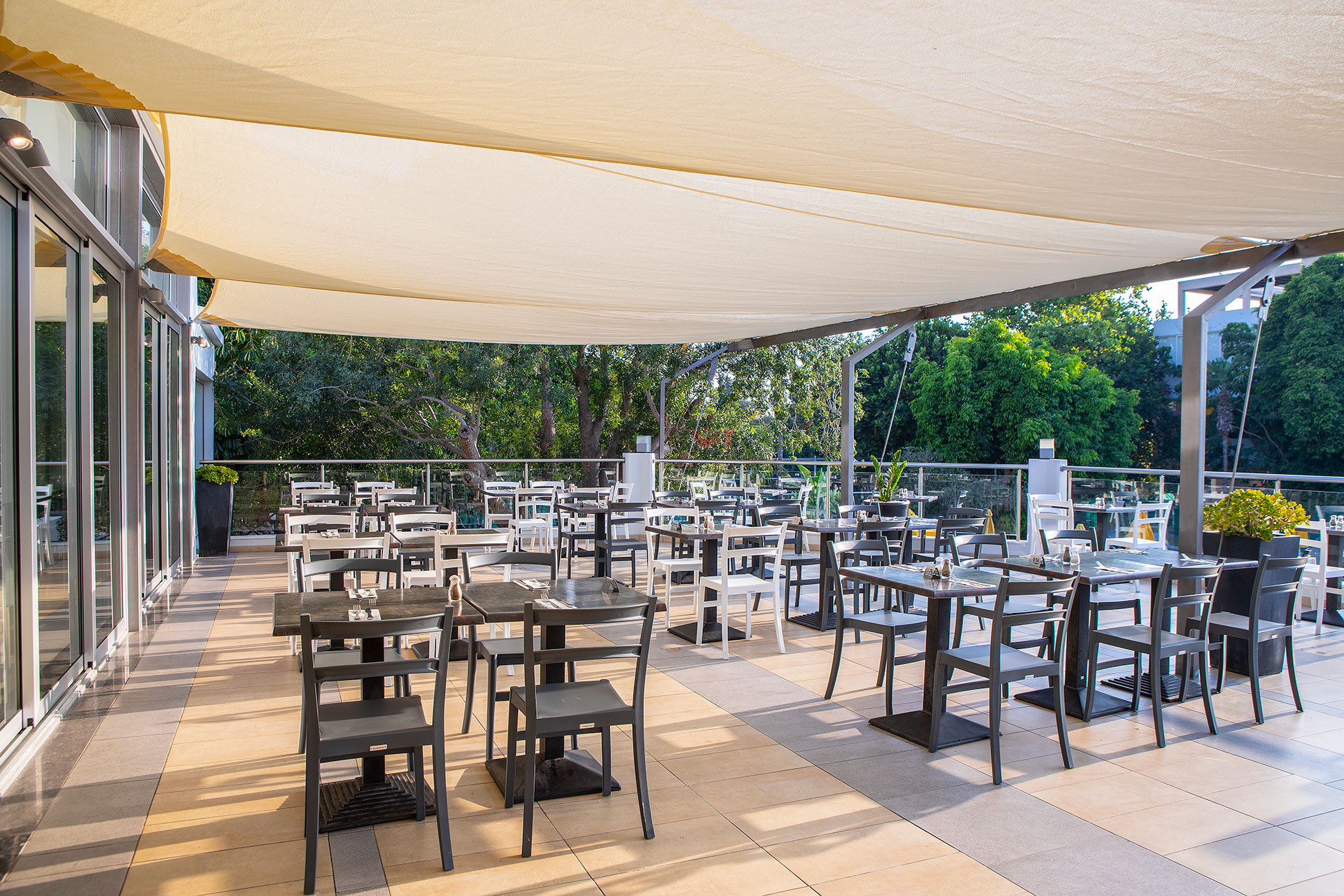 Mayfair Gardens Hotel-Terasa restorana.jpg
