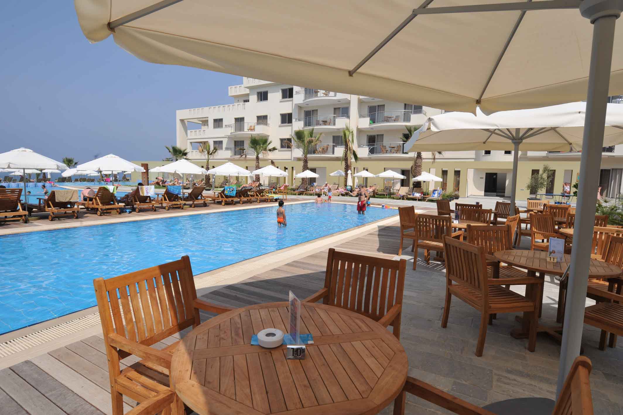 Capital Coast Resort & Spa-Bar pored bazena.jpg
