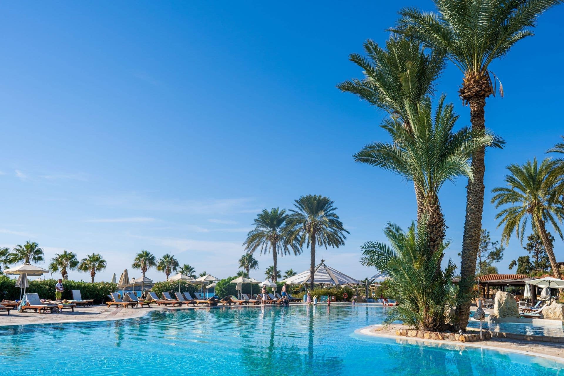 Coral Beach Hotel & Resort-Bazen.jpg