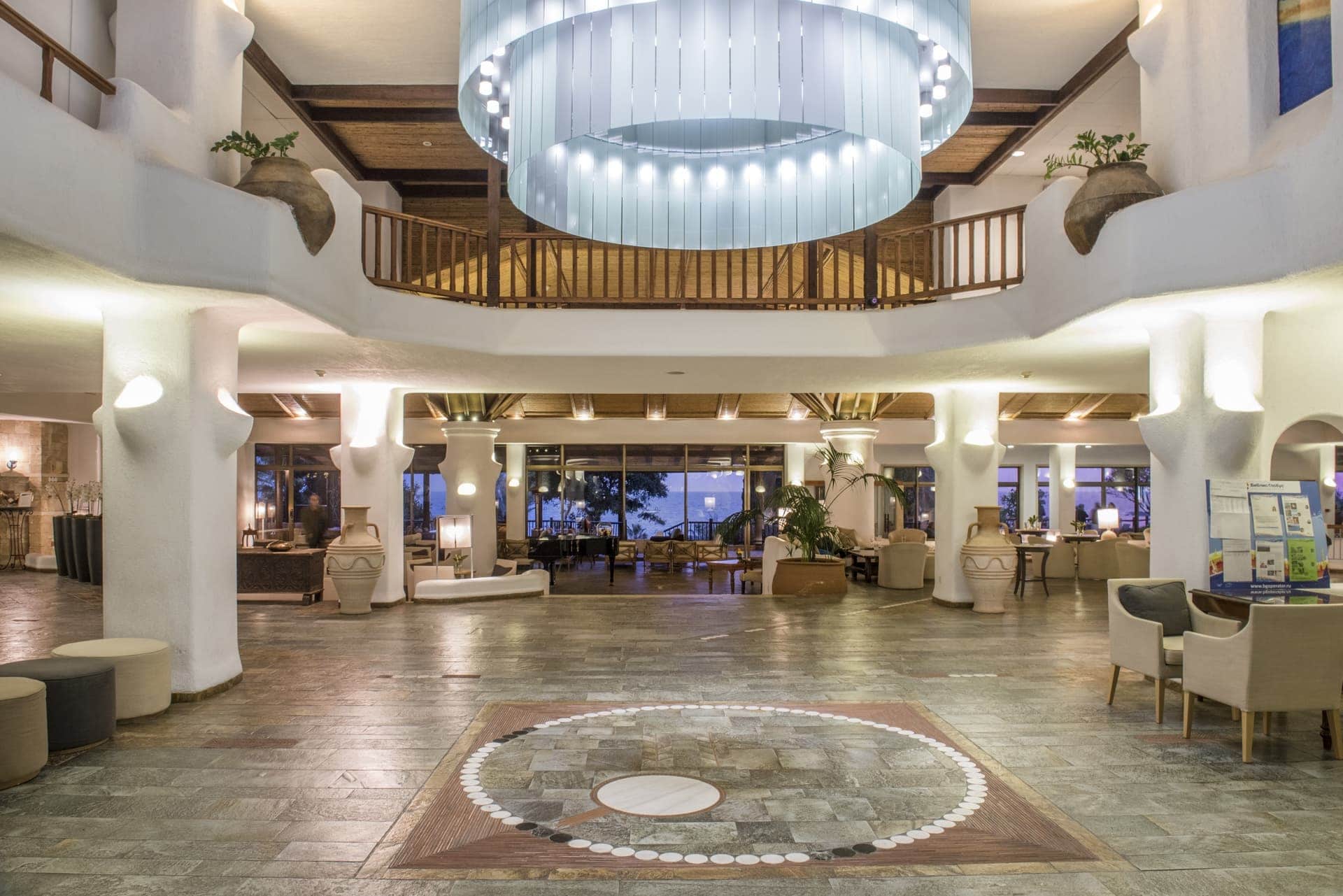 Coral Beach Hotel & Resort-Enterijer hotela.jpg