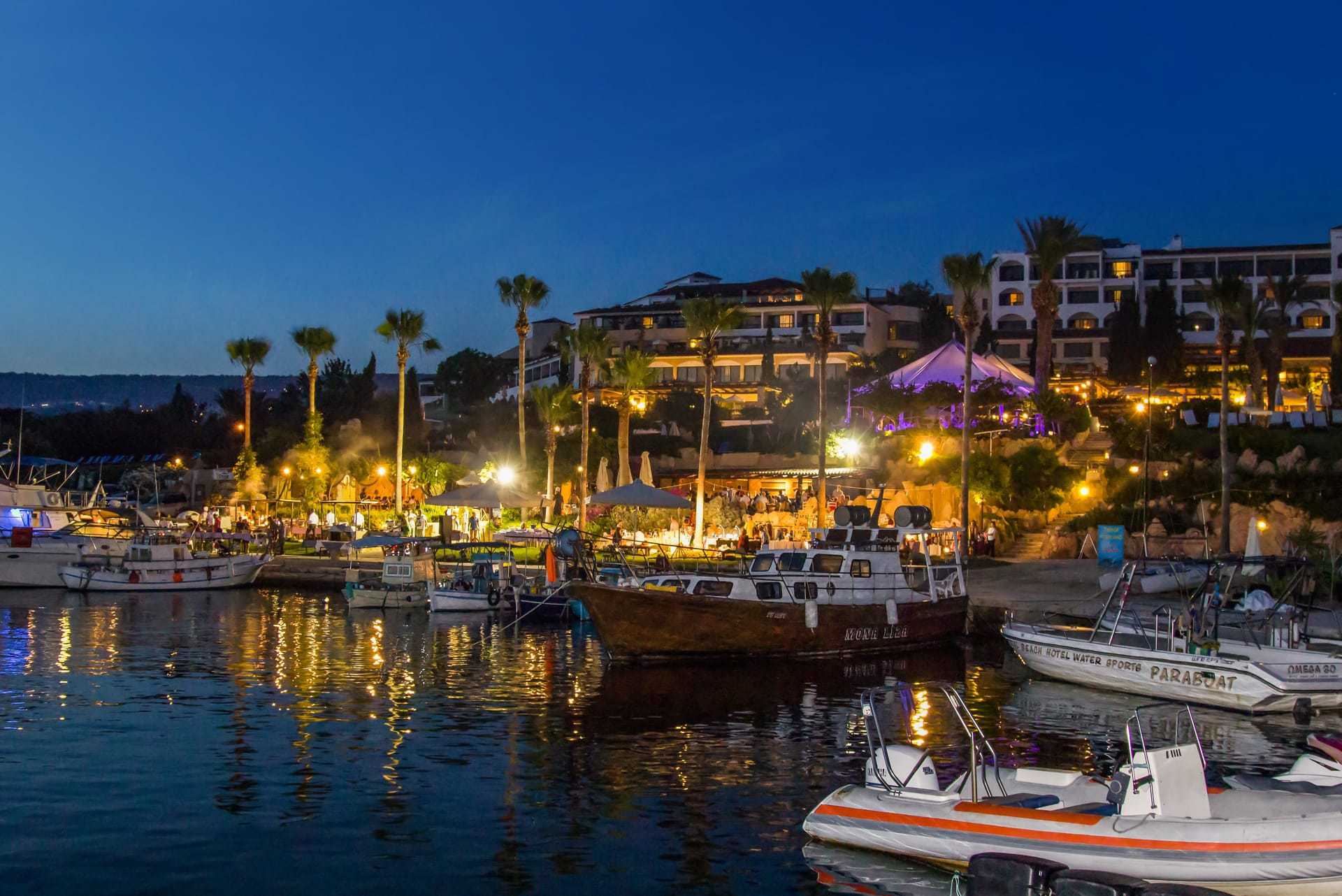 Coral Beach Hotel & Resort-Nocni izgled.jpg