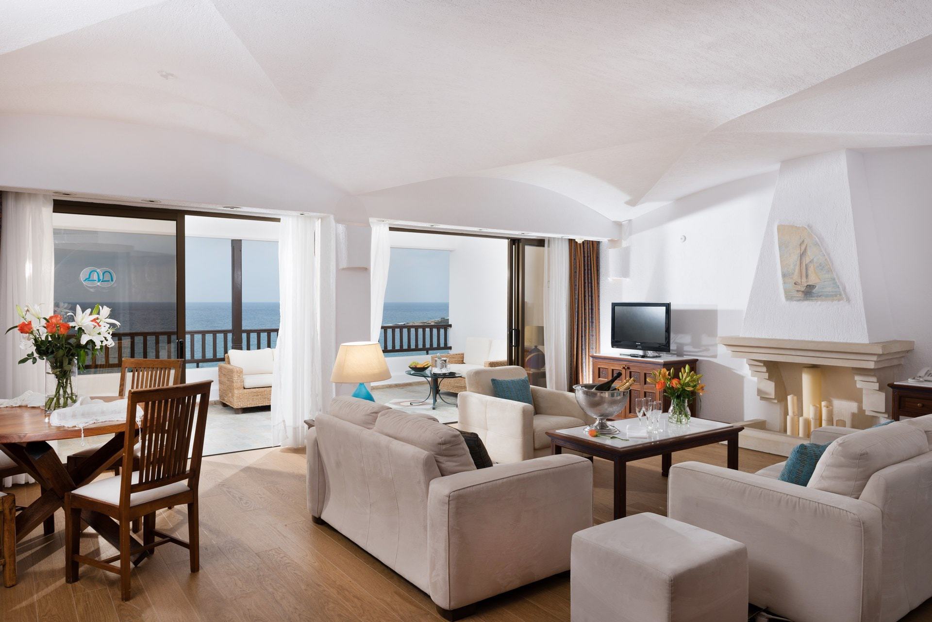 Coral Beach Hotel & Resort-Predsednicki suite.jpg