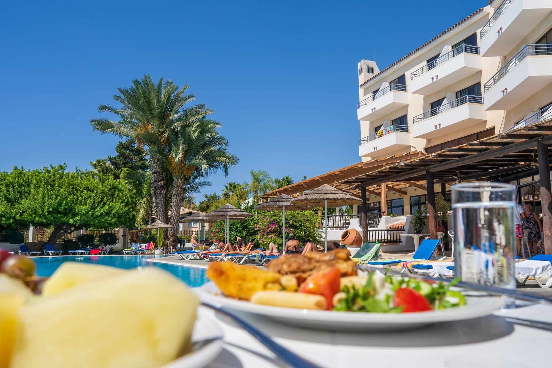 Hotel Paphos Gardens Holiday Resort-Bar pored bazena.jpg