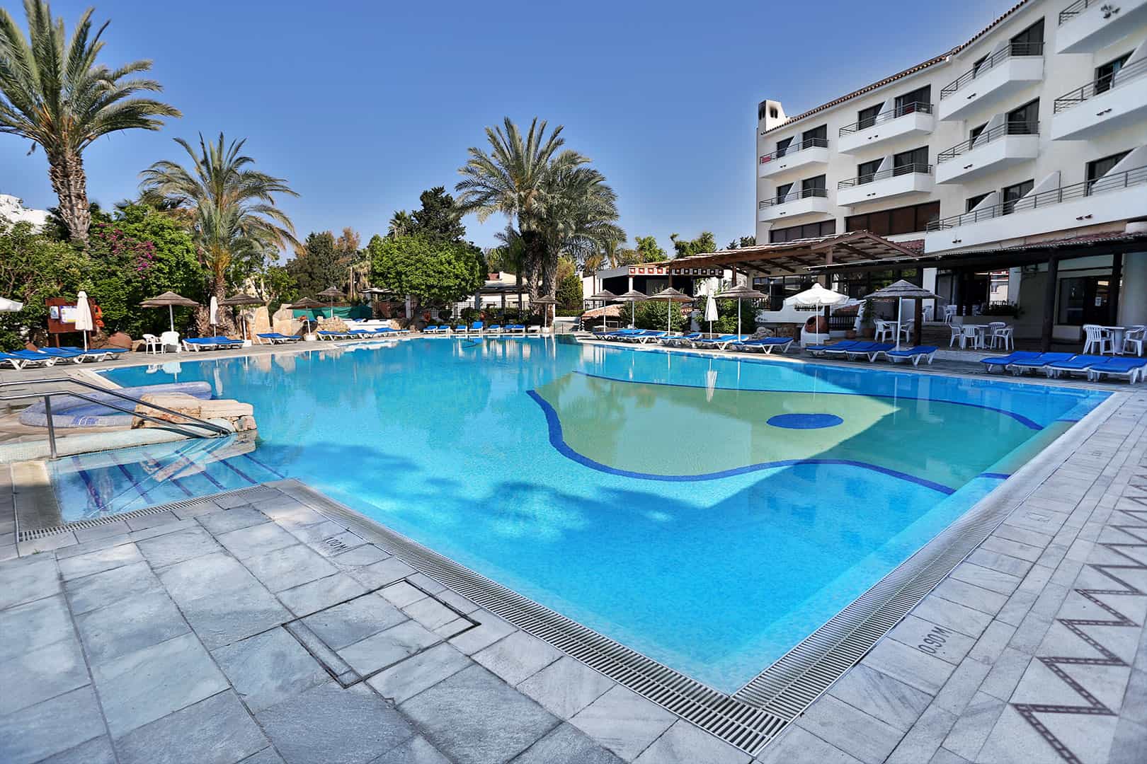 Hotel Paphos Gardens Holiday Resort-Bazen.jpg