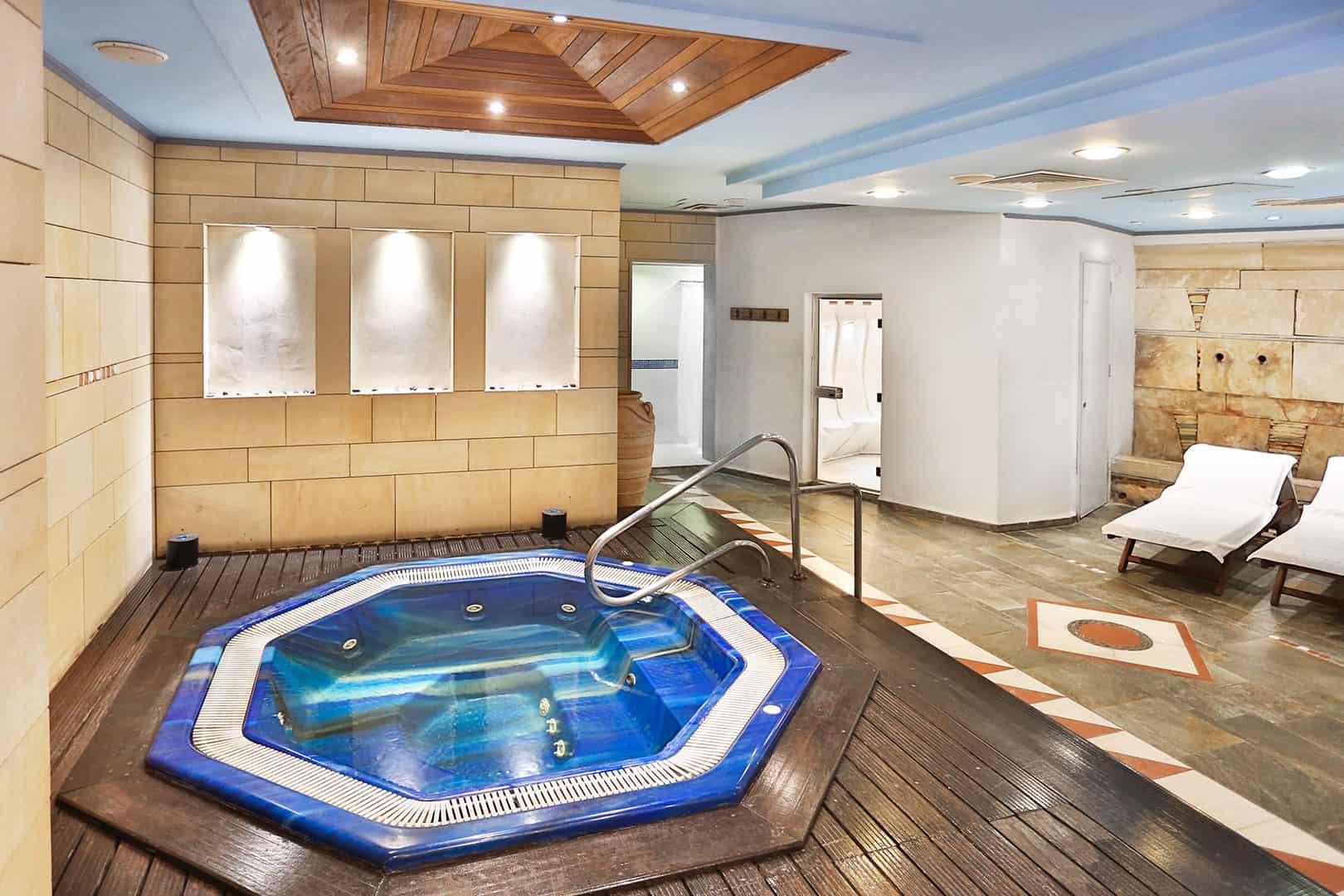 Hotel Paphos Gardens Holiday Resort-Djakuzi.jpg