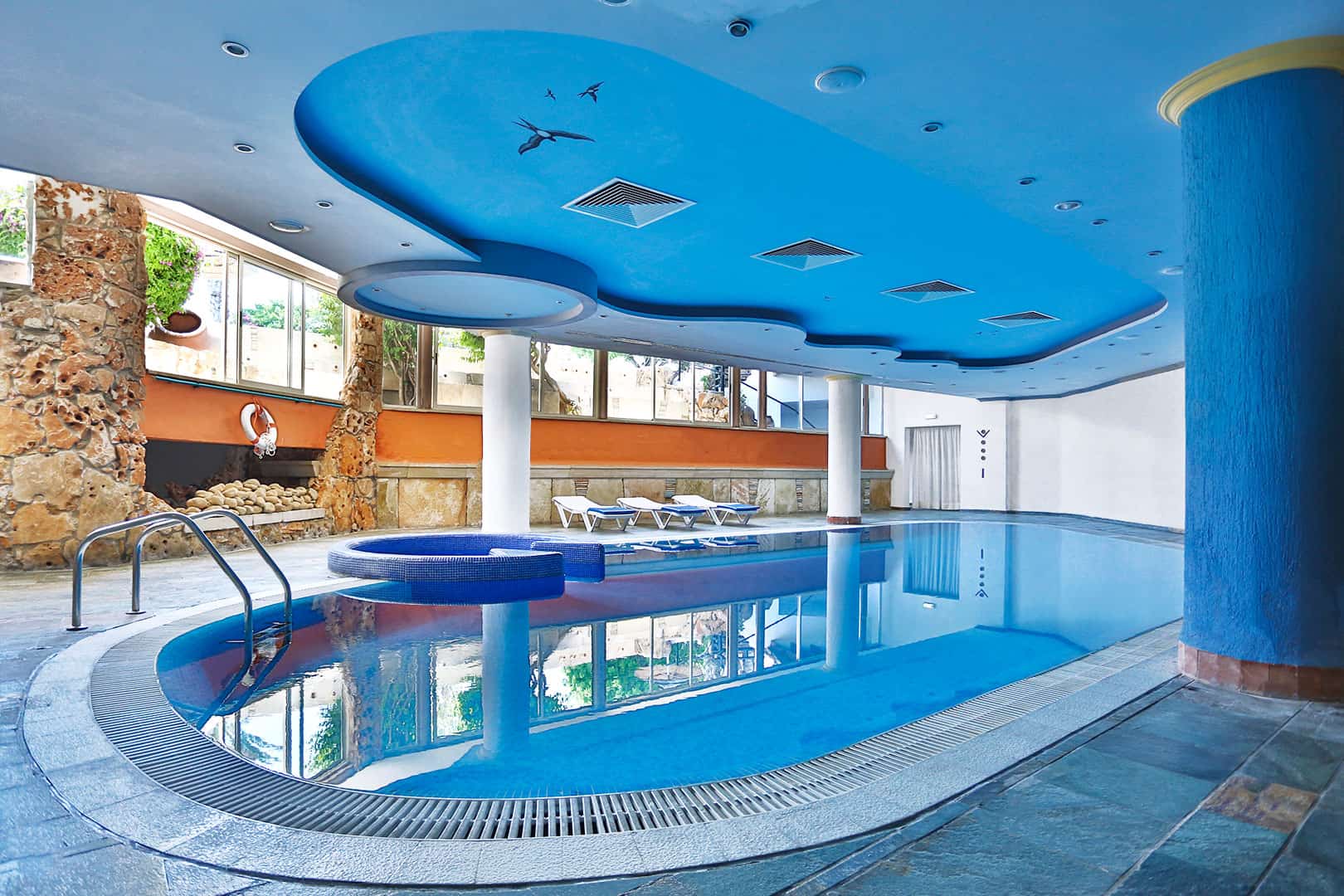 Paphos Gardens Holiday Resort-Unutrasnji bazen.jpg