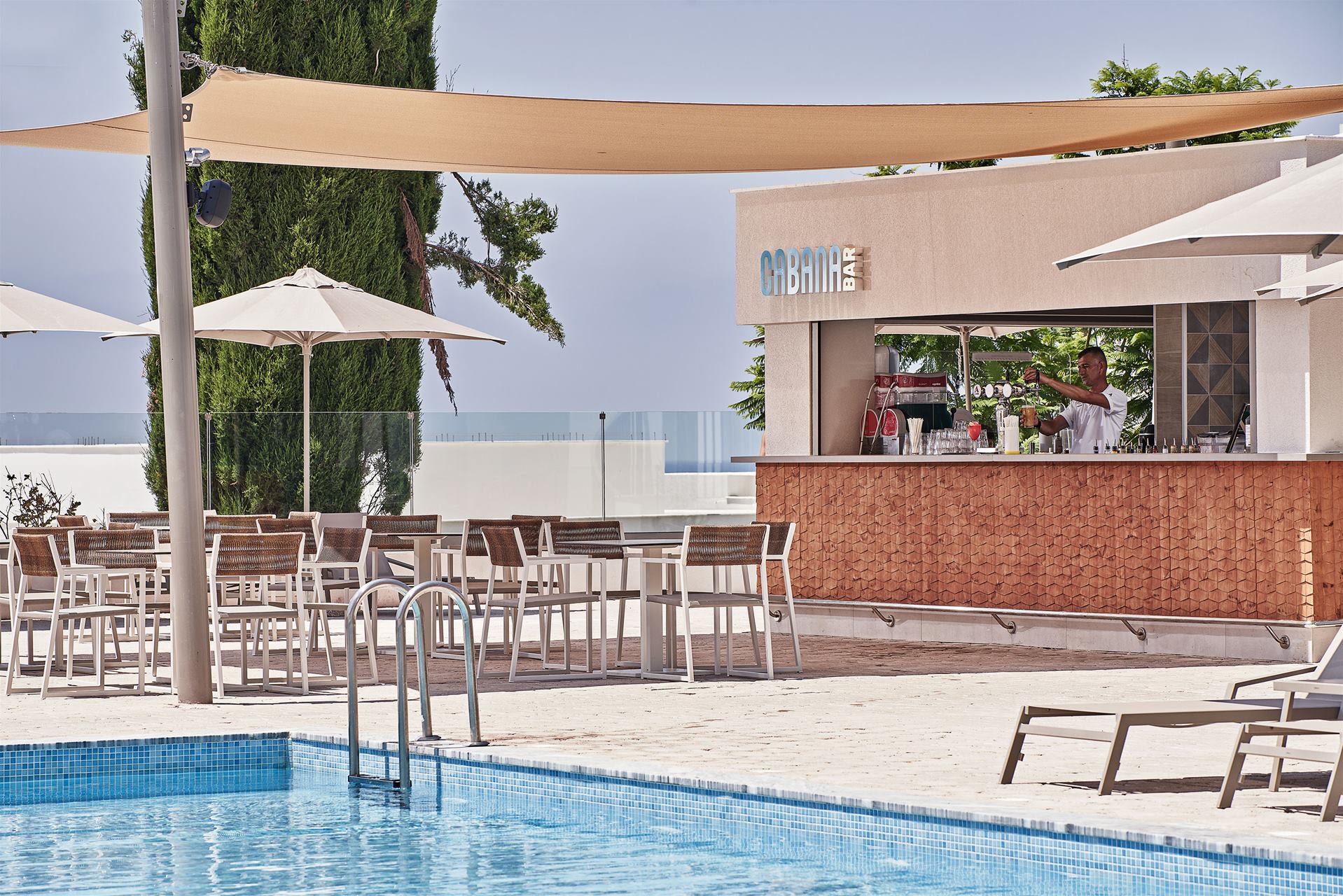 Atlantica Mare VIllage Paphos-Bar pored bazena.jpg