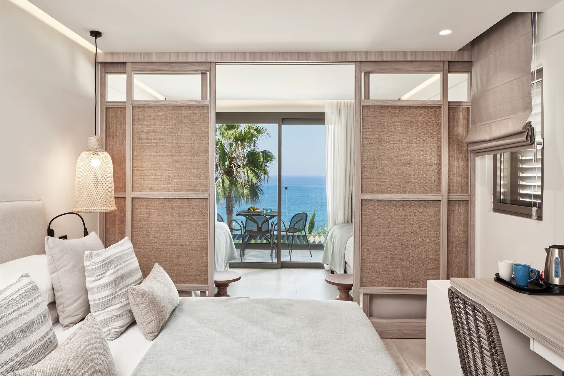 Atlantica Mare Village Paphos-Porodicna soba klizna vrata.jpg