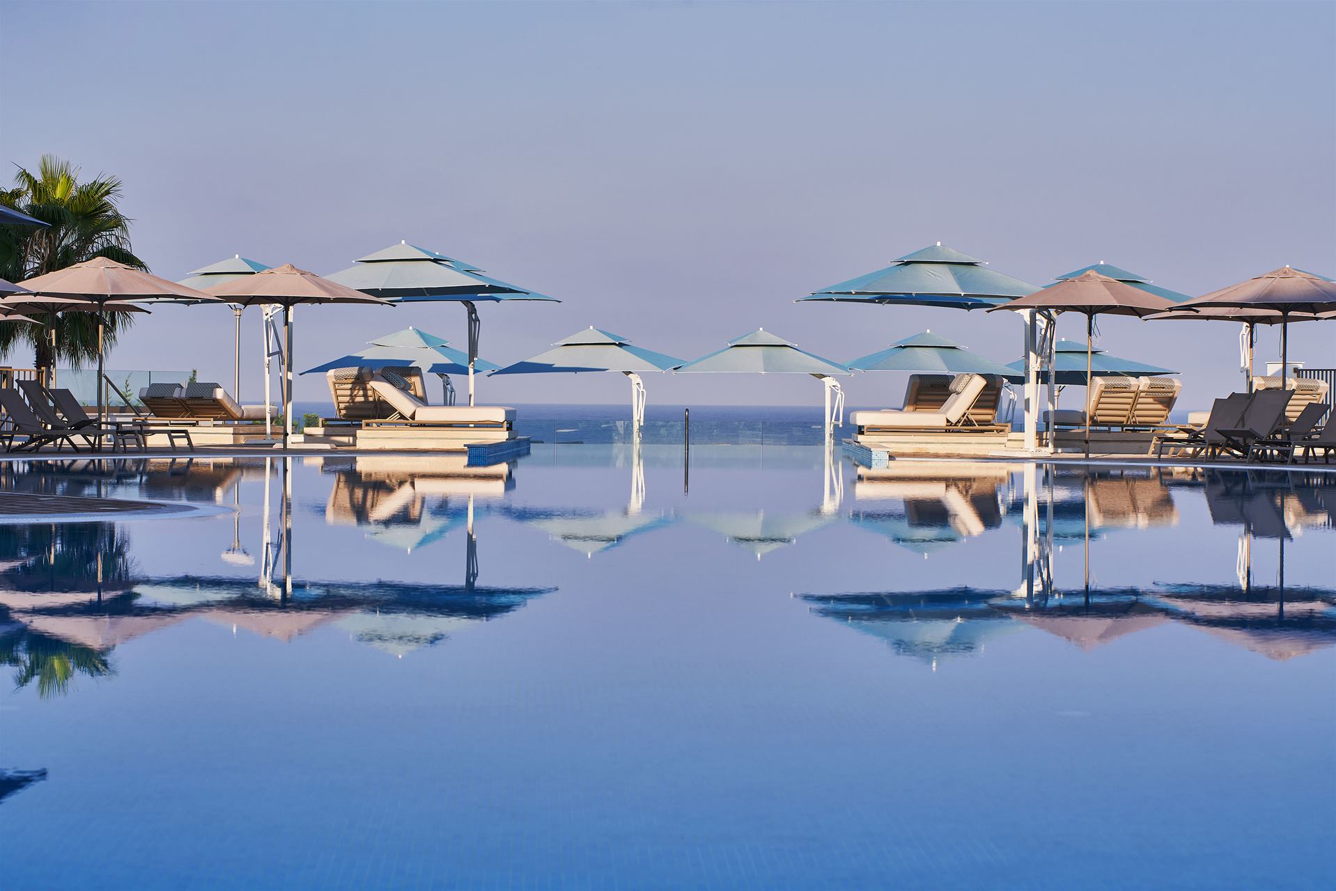 Hotel Atlantica Mare Village Paphos-Bazen.jpg