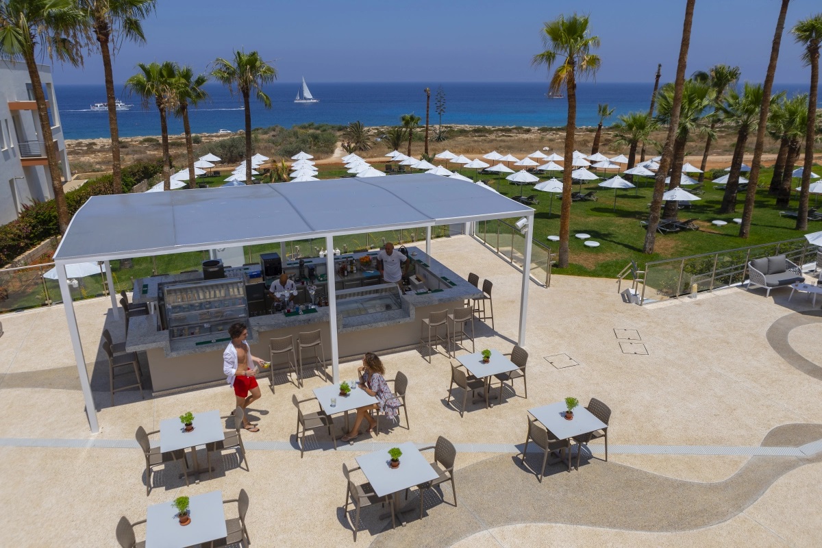 Leonardo Crystal Cove Hotel & Spa-Bar pored bazena.jpg