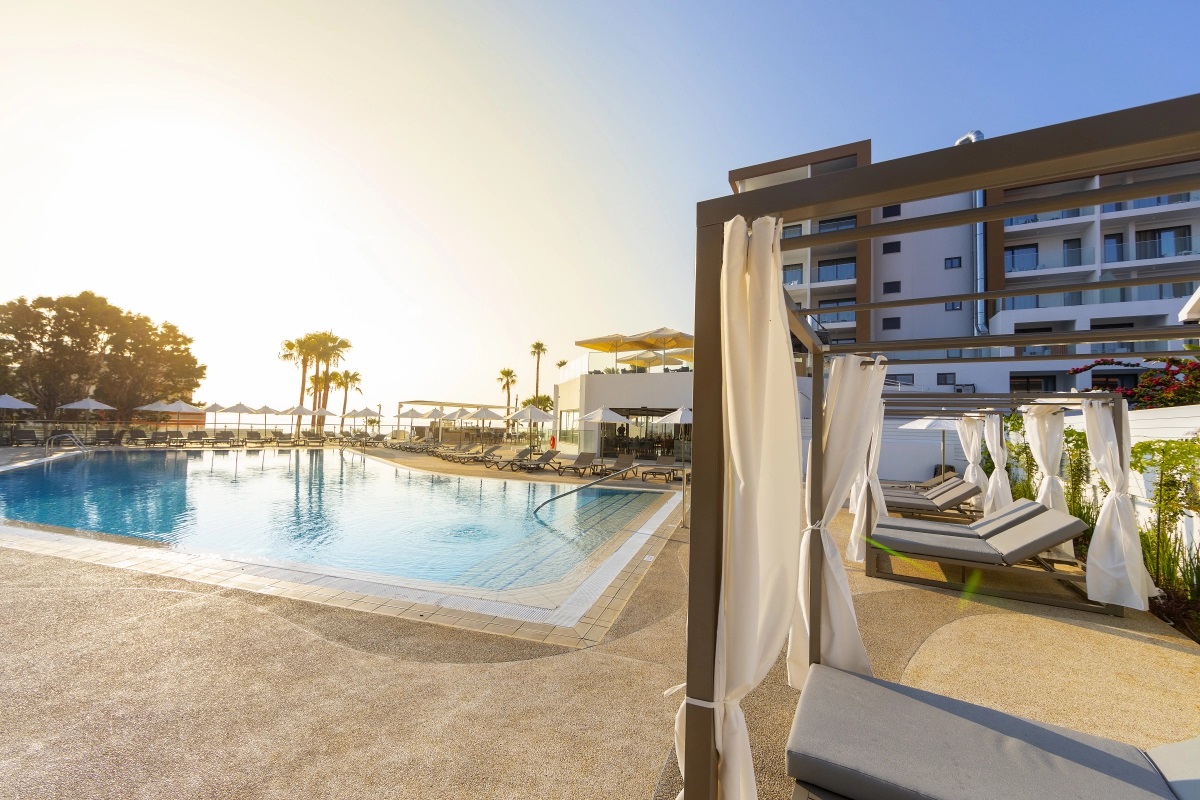 Leonardo Crystal Cove Hotel & Spa-Bazen.jpg