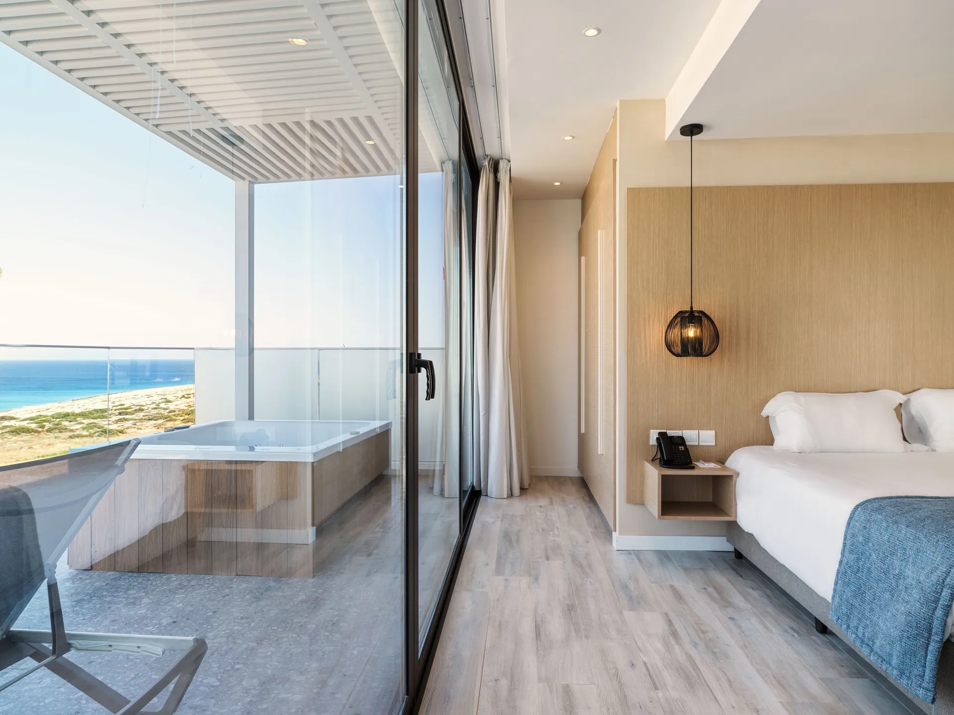 Leonardo Crystal Cove Hotel & Spa-Executive suite hidromasazna kada.jpg