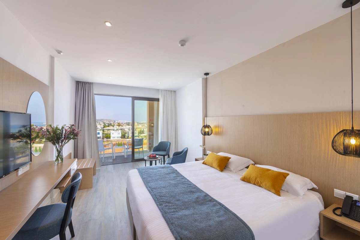 Leonardo Crystal Cove Hotel & Spa-Standardna soba delimican pogled more.jpg