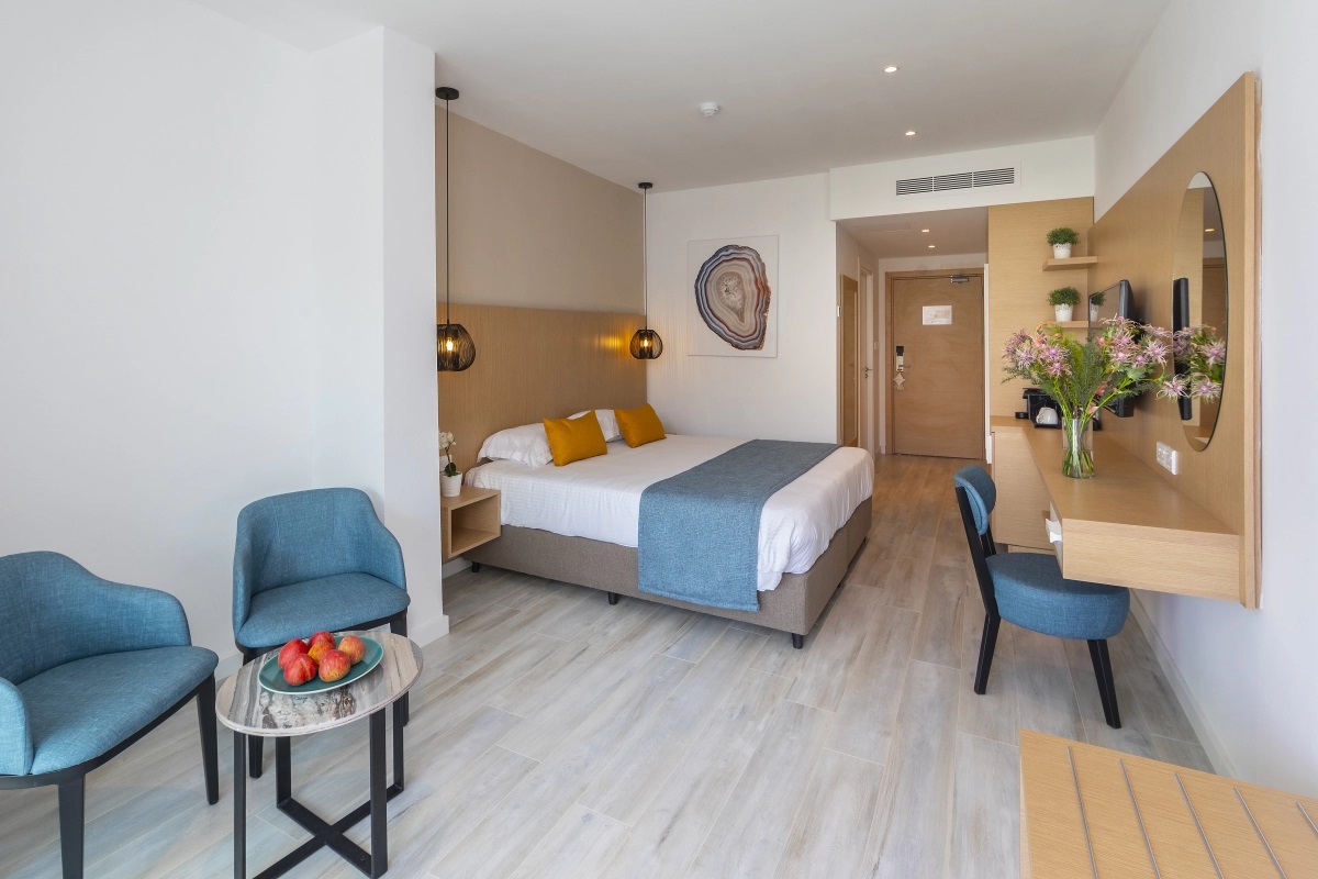 Leonardo Crystal Cove Hotel & Spa-Standardna soba kopno.jpg