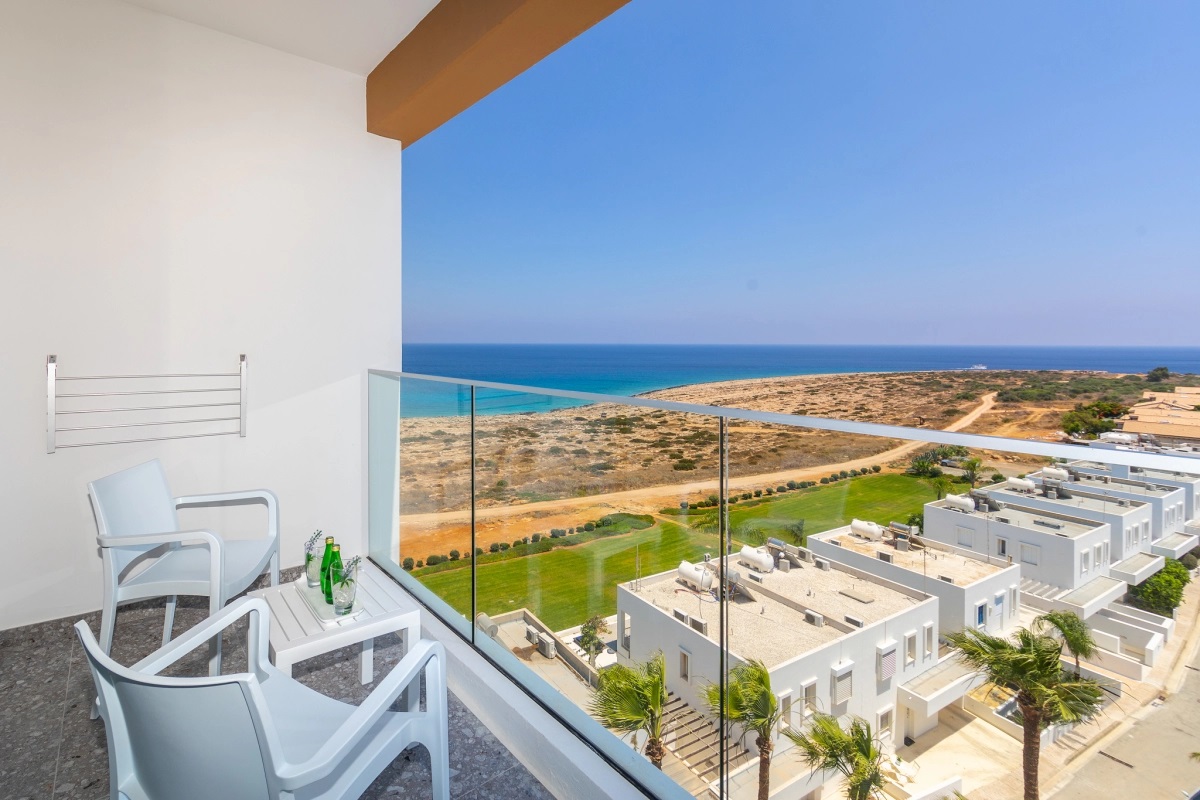 Leonardo Crystal Cove Hotel & Spa-Standardna soba pogled more.jpg