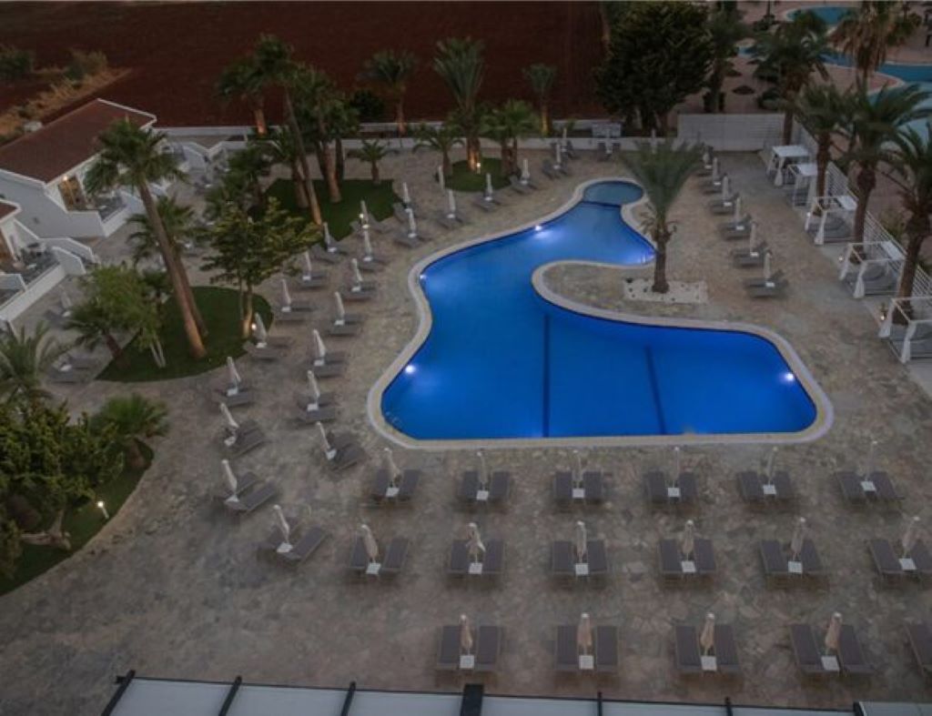 Bohemian Gardens Hotel Paralimni-Bazen.jpg