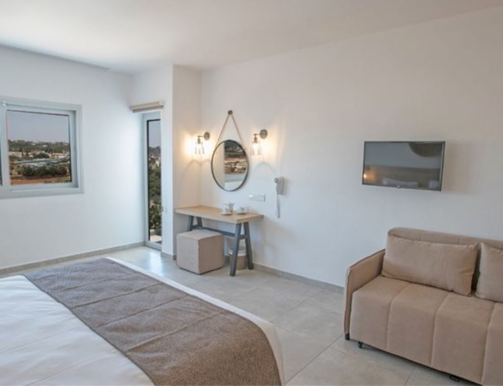 Bohemian Gardens Hotel Paralimni-Suite pogled bazen.jpg