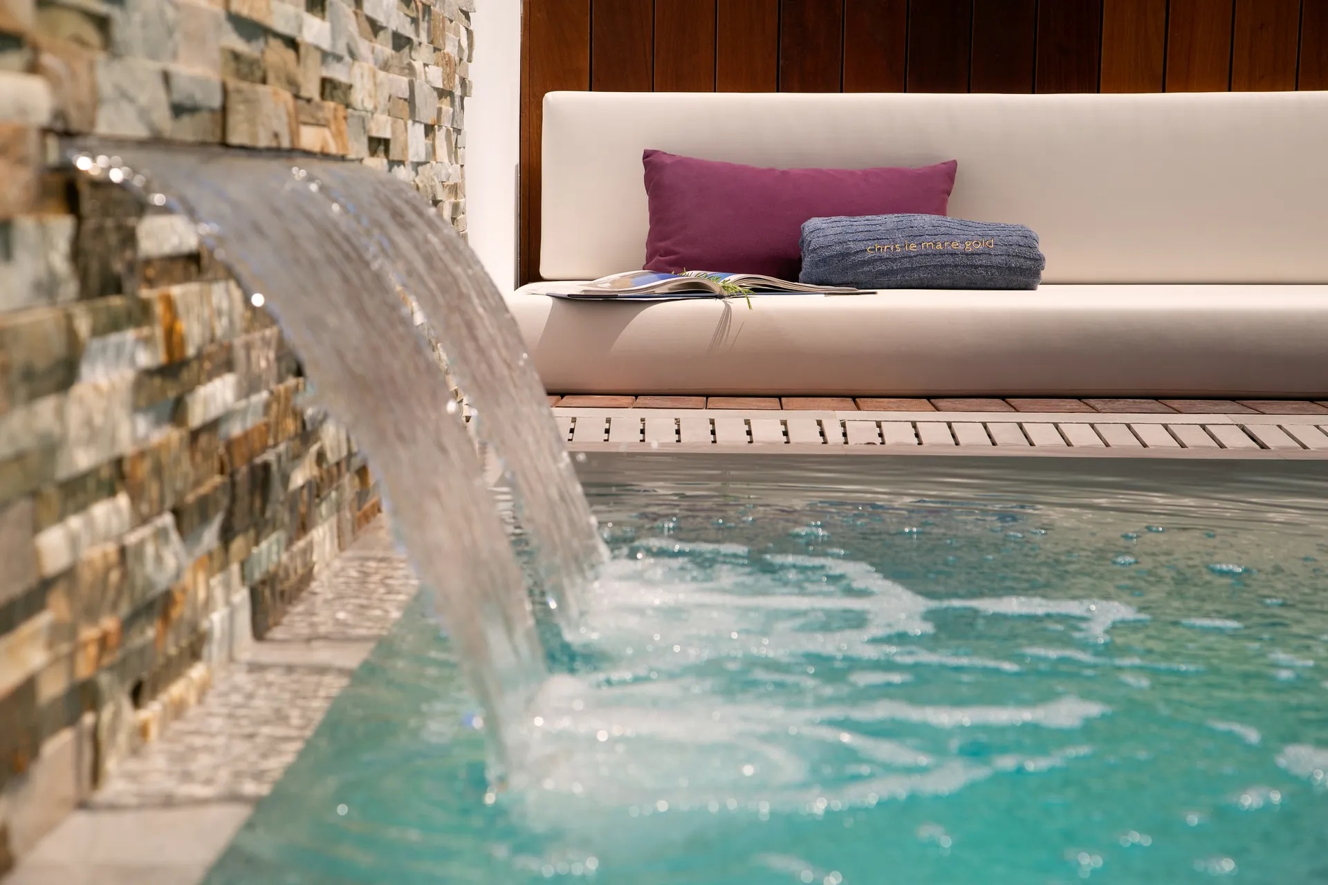 Chris Le Mare Gold Luxury Villa-Vodopad u bazenu.jpg