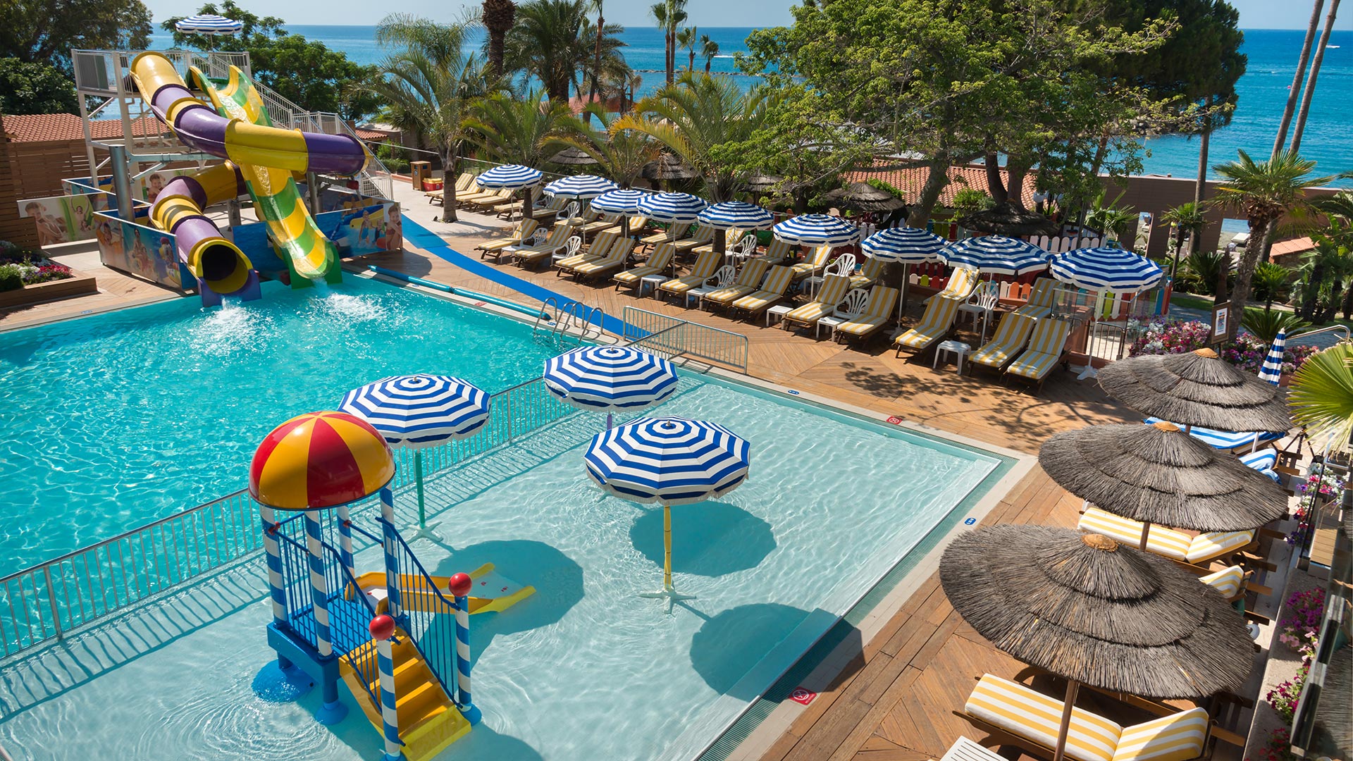Amathus Beach Hotel Limassol-Bazen sa toboganima.jpg