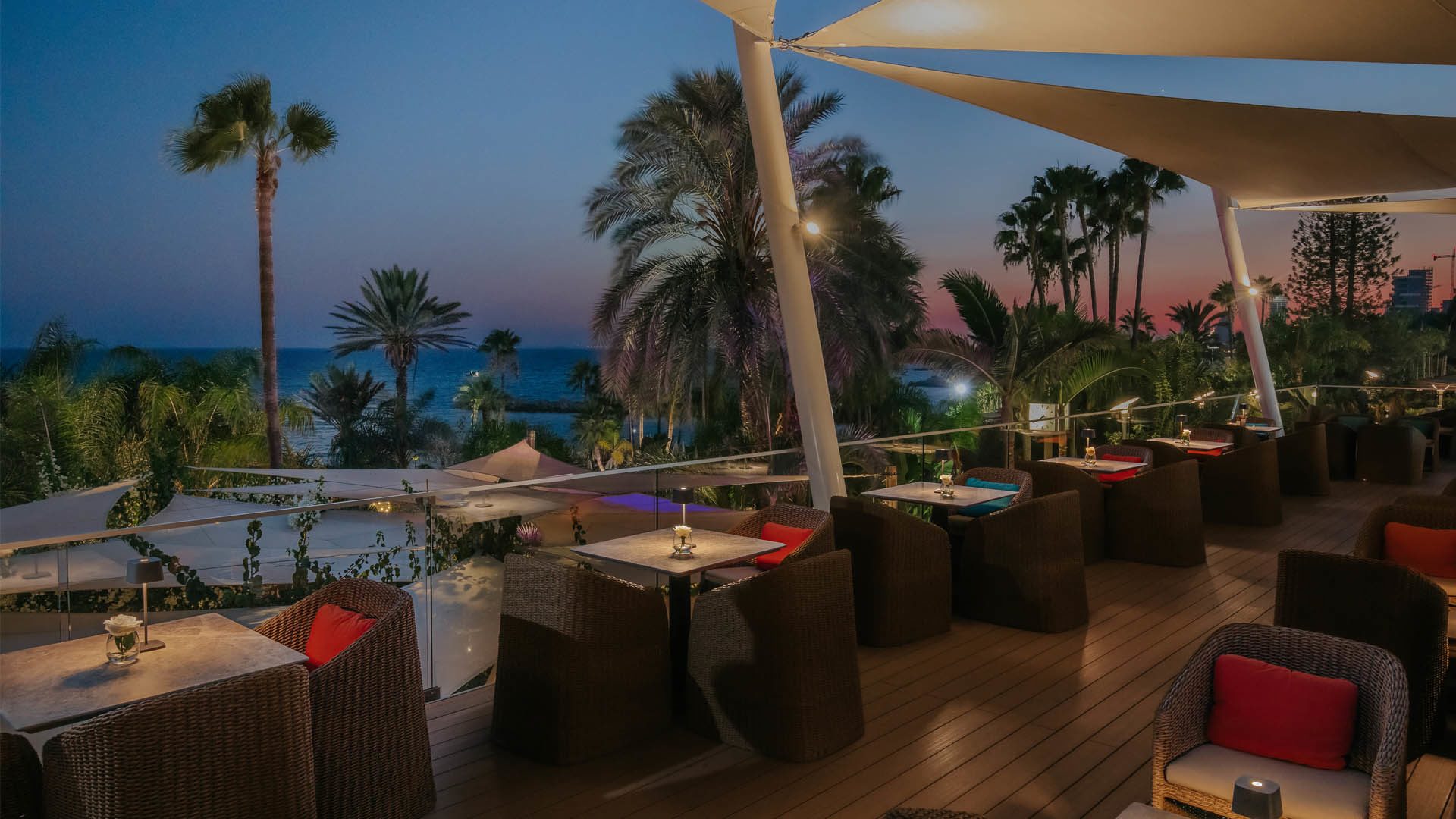 Amathus Beach Hotel Limassol-Lounge terasa bar.jpg