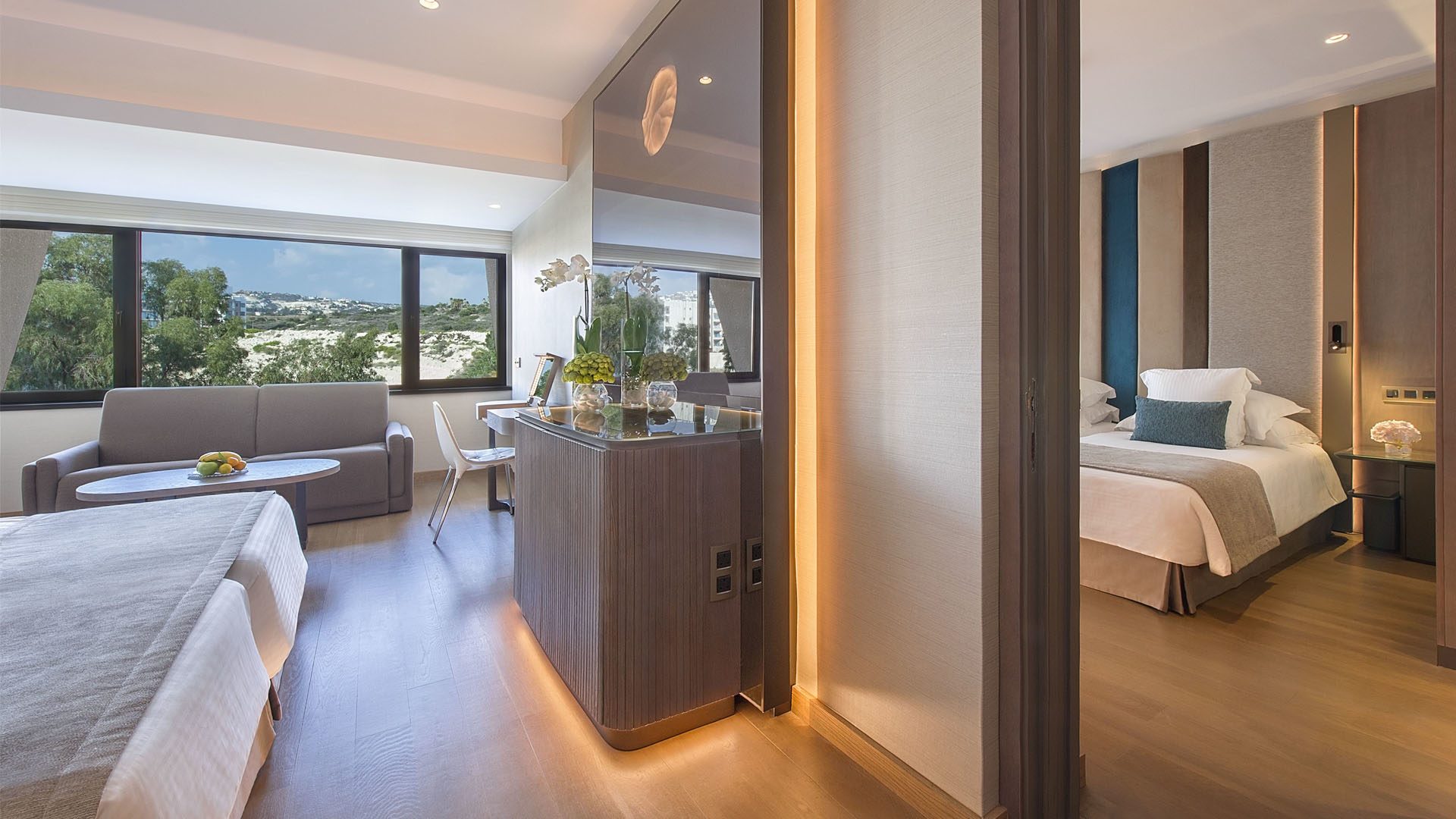 Amathus Beach Hotel Limassol-Porodicna soba pogled kopno.jpg