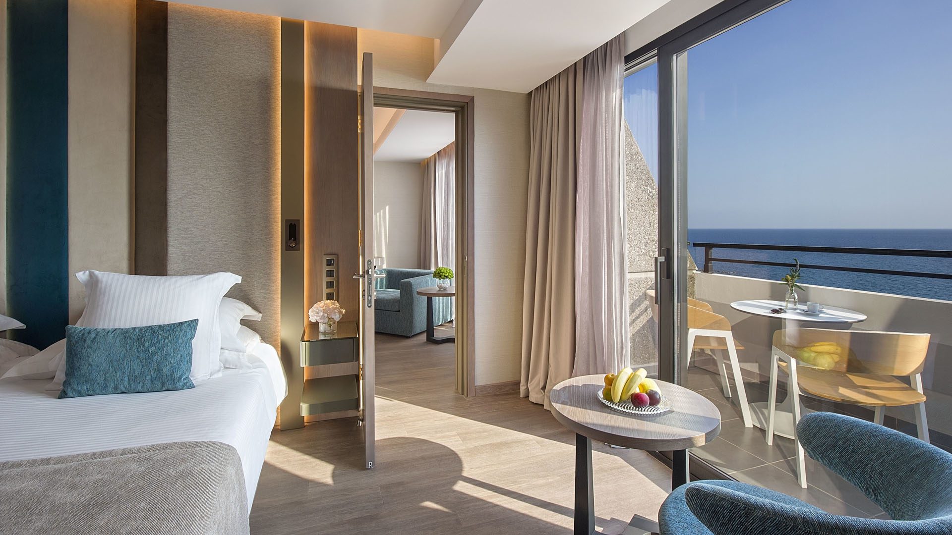 Amathus Beach Hotel Limassol-Porodicna soba pogled more.jpg