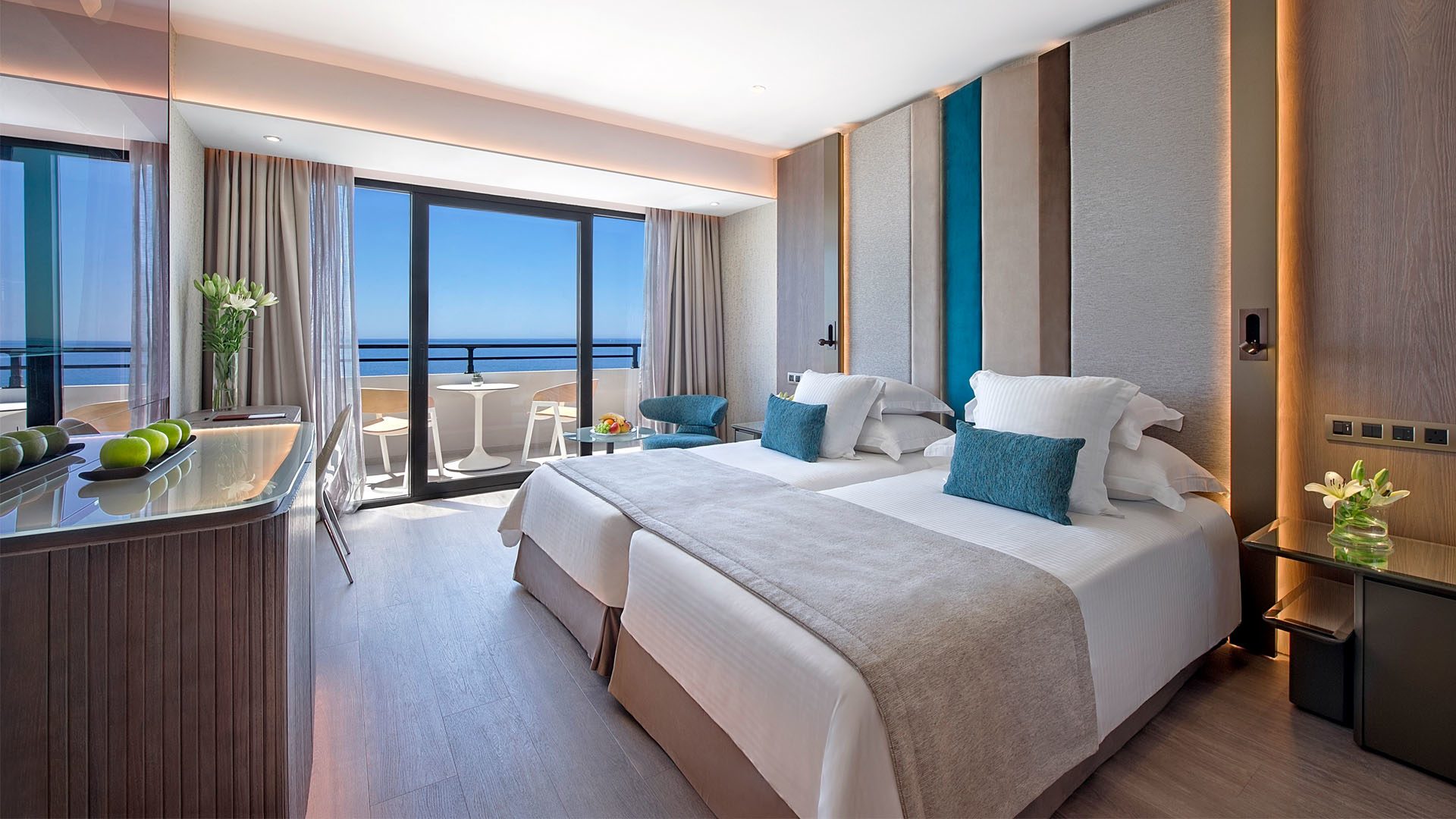 Amathus Beach Hotel Limassol-Superior soba pogled more.jpg