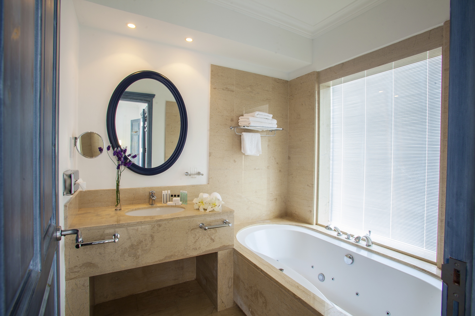 Nausicaa Luxury Villas-Dvosobna vila kupatilo.jpg