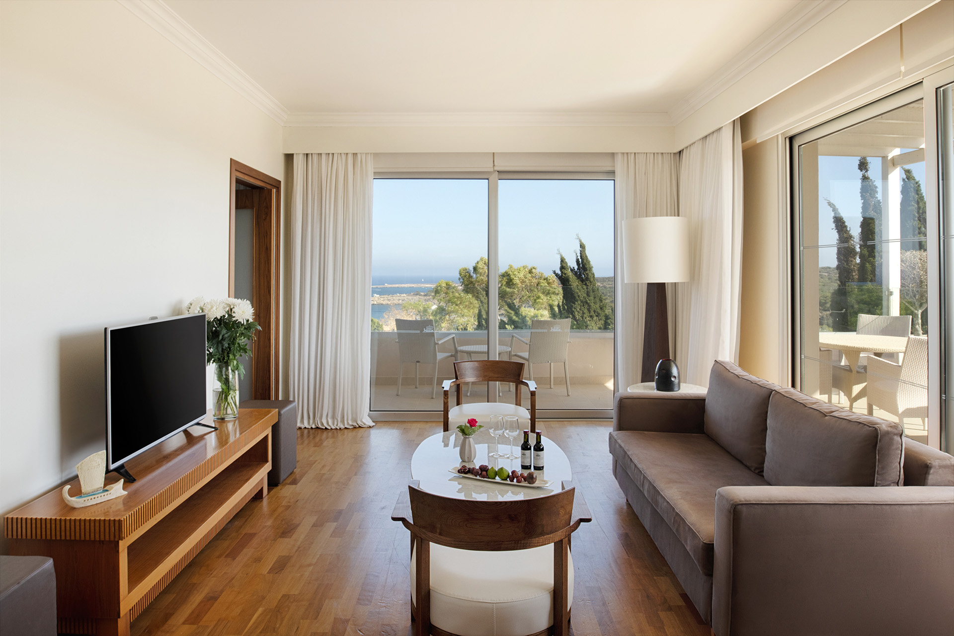 Grecian Park Hotel-Deluxe suite pogled more.jpg