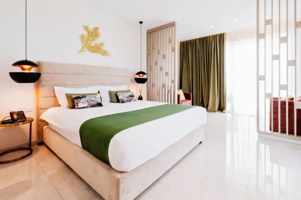 At Herbal Hotel Boutique & Spa-Herbal suite pogled more.jpg