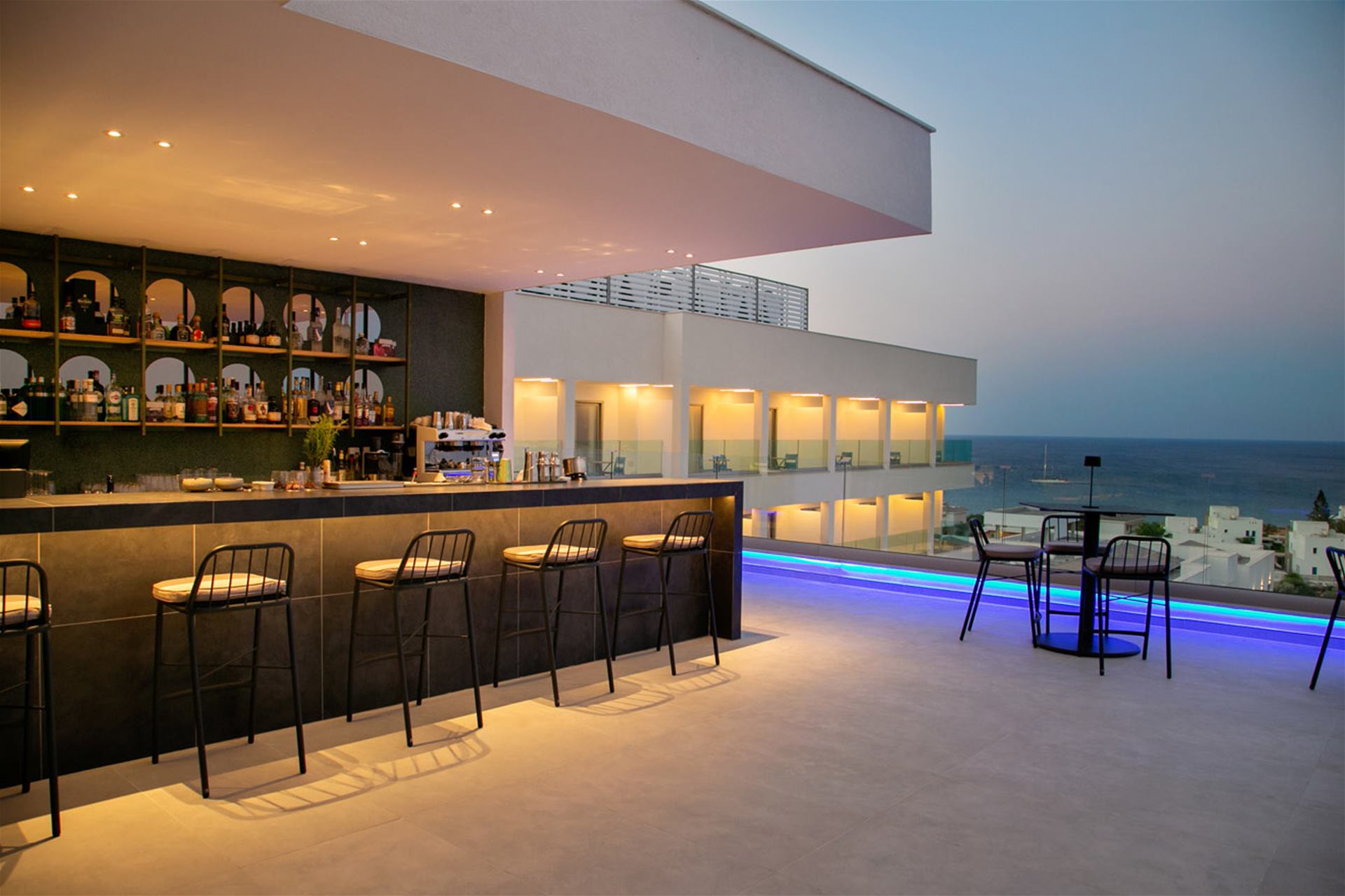 Atlantica Aqua Blue-Bar na krovu.jpg