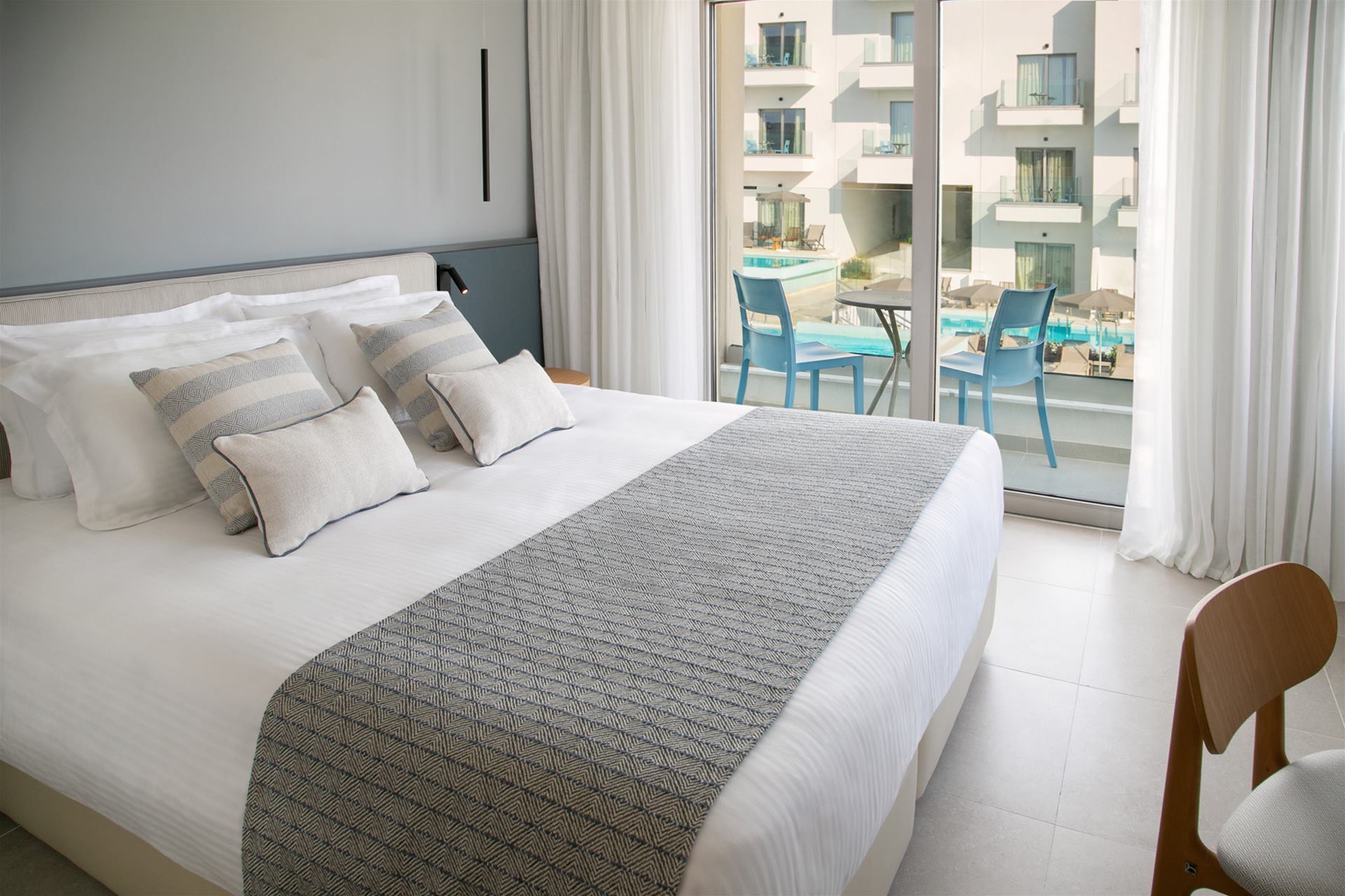 Hotel Atlantica Aqua Blue-Standardna soba pogled kopno.jpg