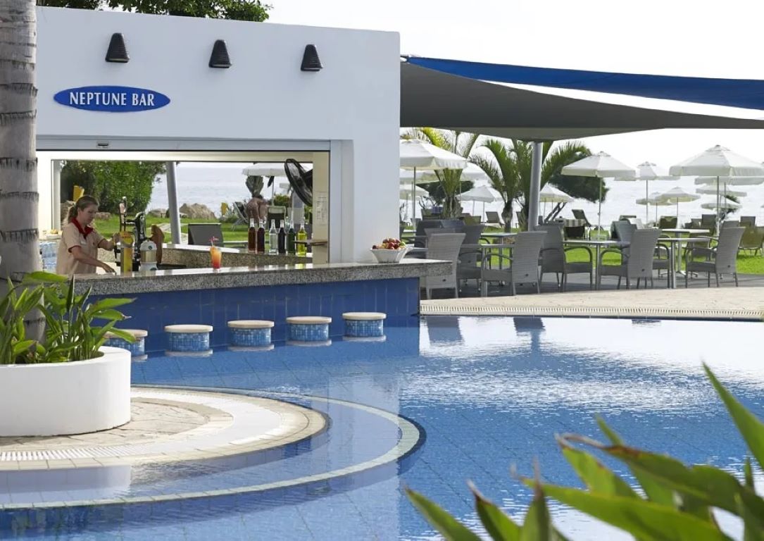 Atlantica Sea Breeze Hotel-Bar pored bazena.jpg